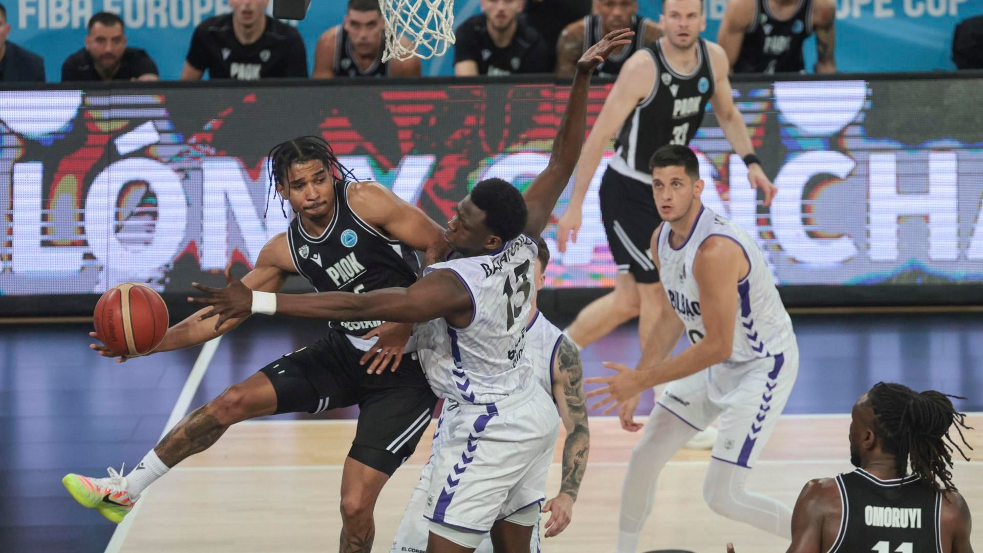 Tyree busca el pase en la final del Bilbao Basket contra el Paok