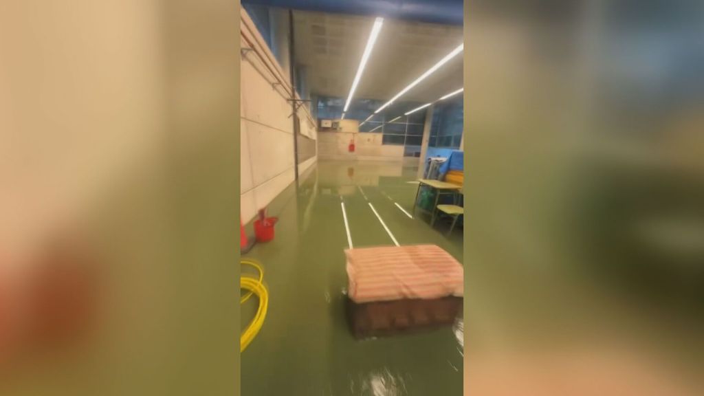 Una fuerte tromba de agua anega las instalaciones del centro deportivo la Salobreja en Jaén