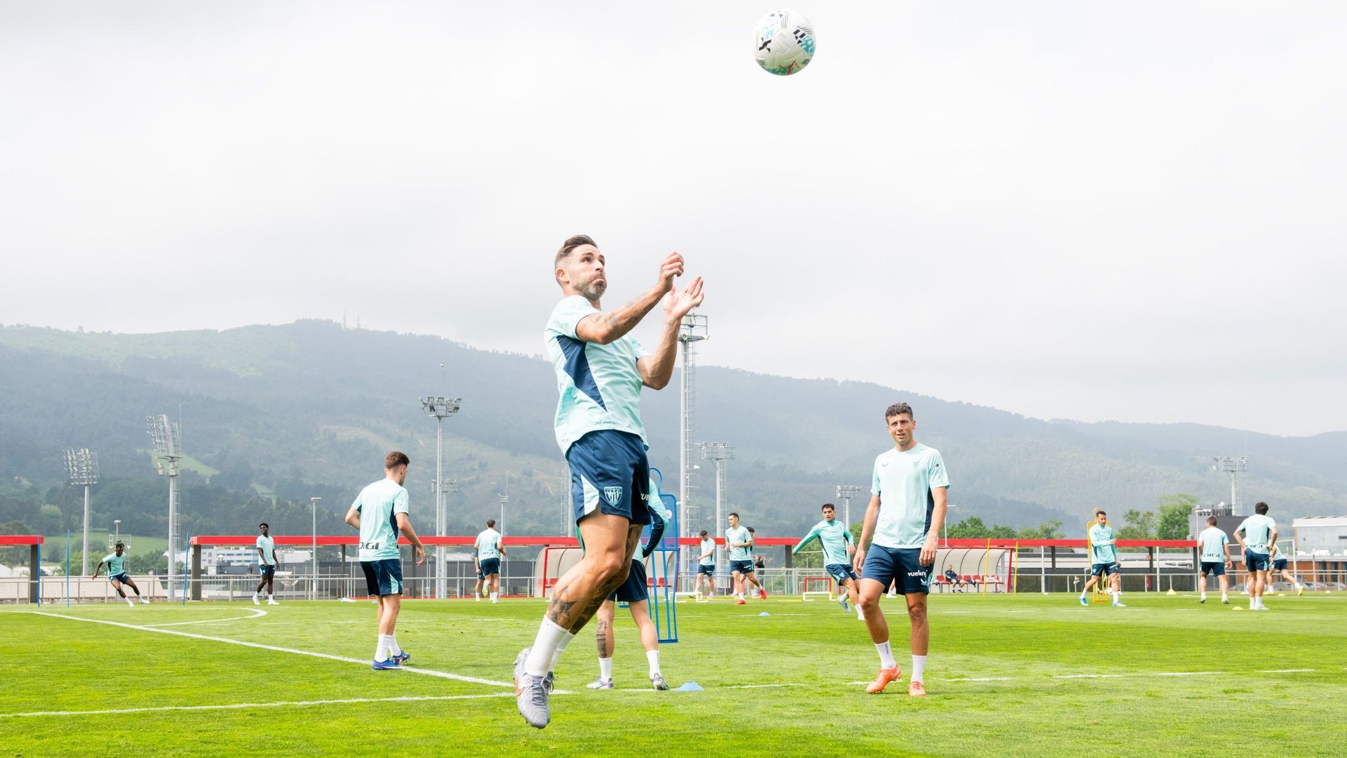 Vuelo de Yeray Álvarez en un entrenamiento en Lezama