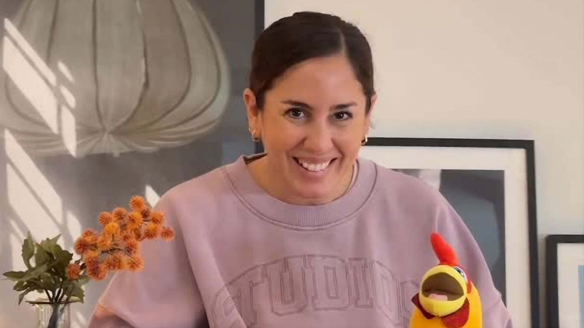 Anabel Pantoja abre las puertas de su nuevo salón unido a la cocina: concepto abierto, isla central y piezas de arte de grandes dimensiones