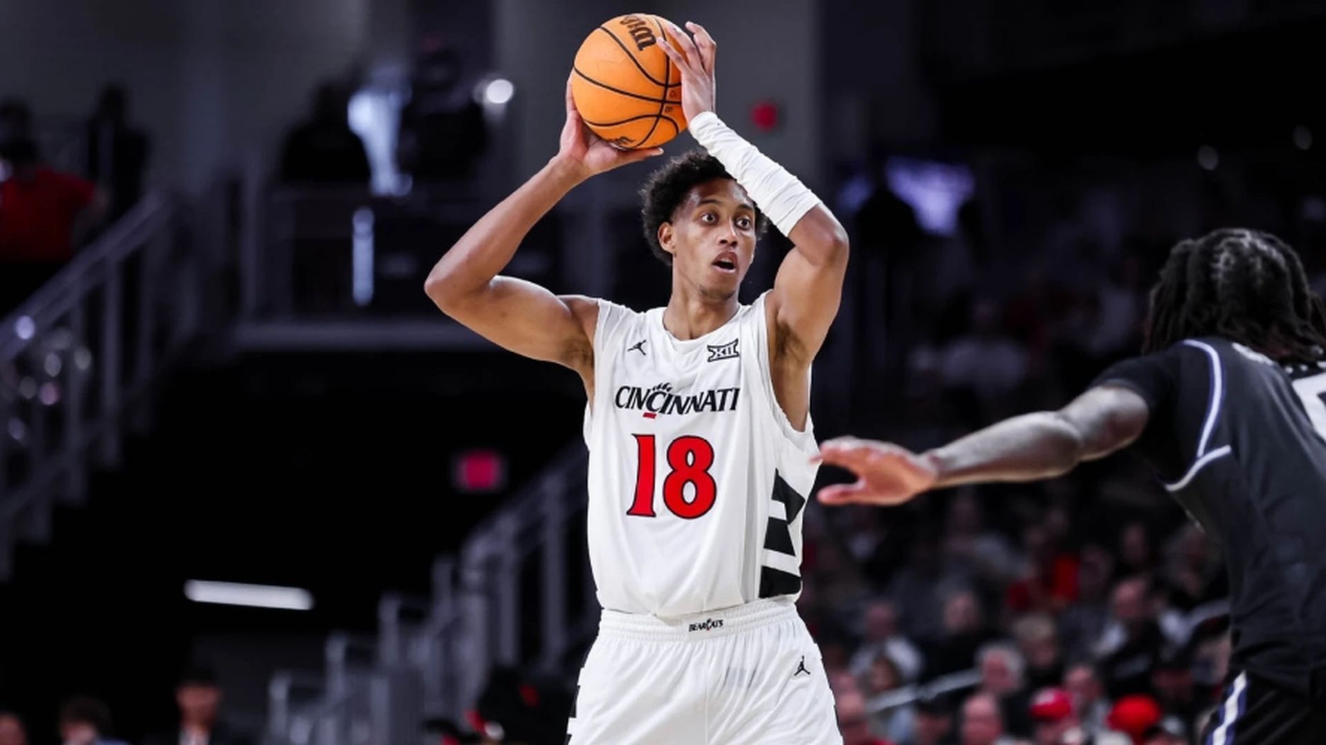Baba Miller durante un partido de los Cincinatti Bearcats la NCAA