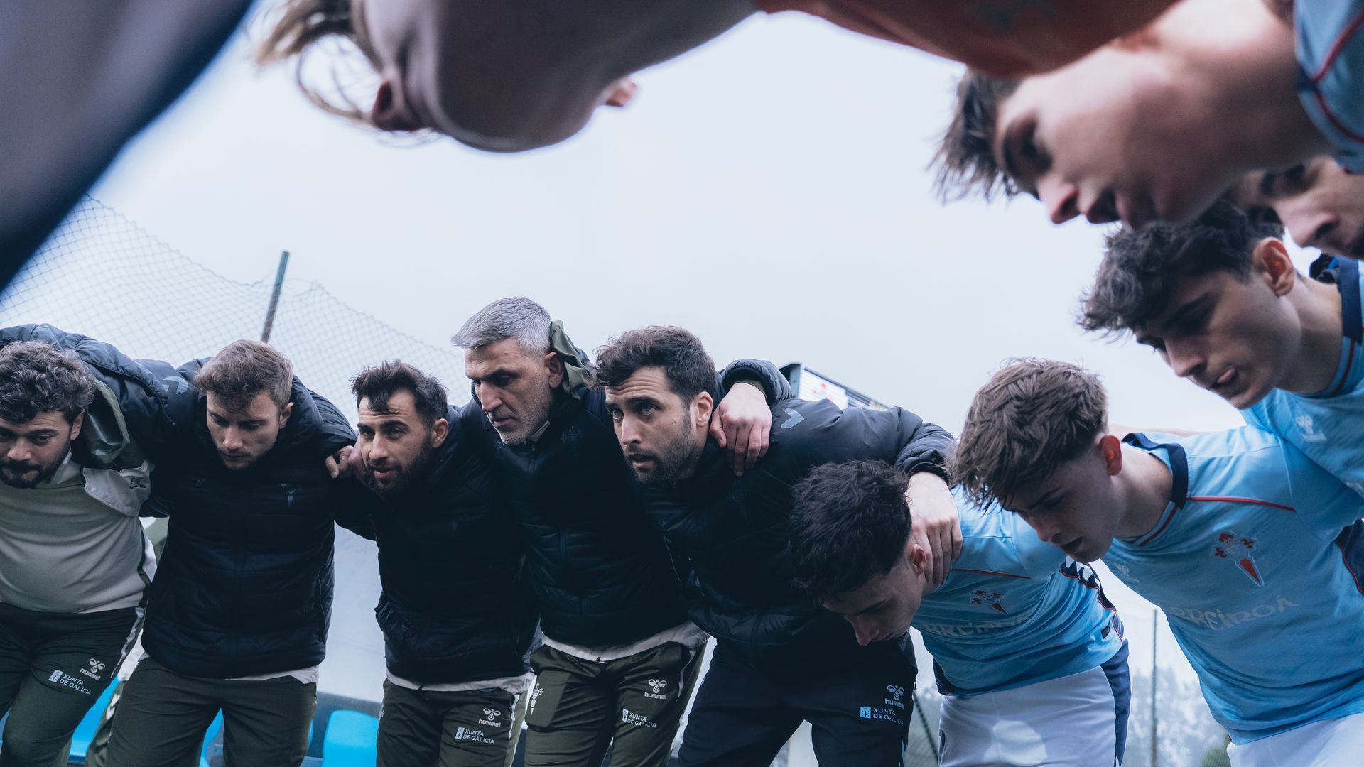 Berto Suárez con sus jugadores del Juvenil del Celta