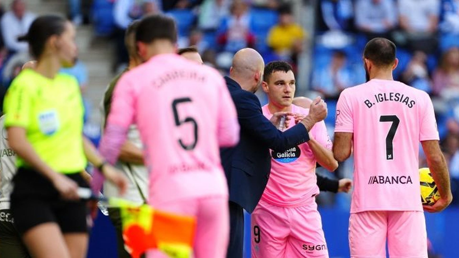 Claudio Giráldez da instrucciones a sus jugadores