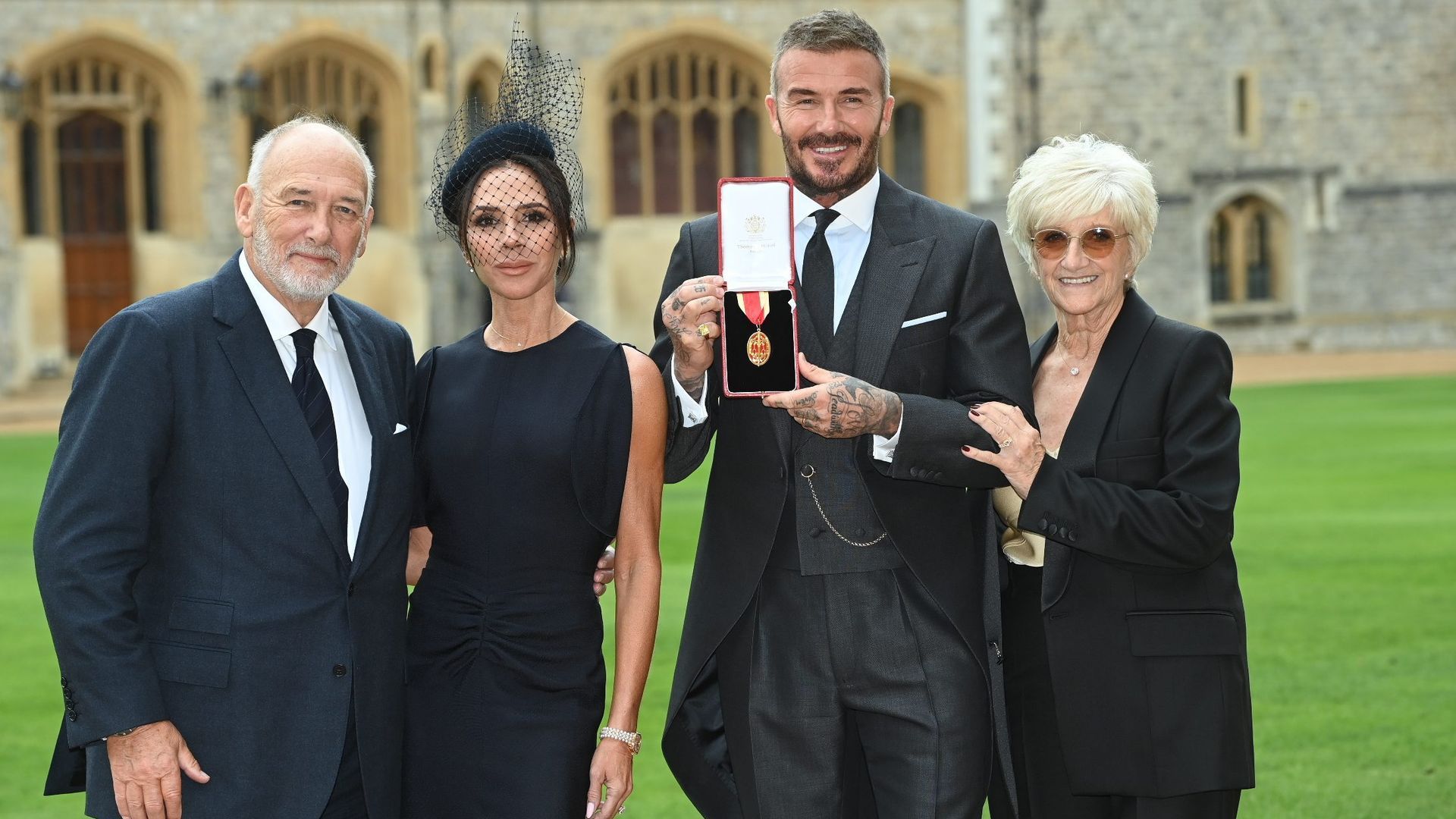 David Beckham junto a sus padres, Ted y Sandra, y Victoria Beckham, tras ser nombrado caballero