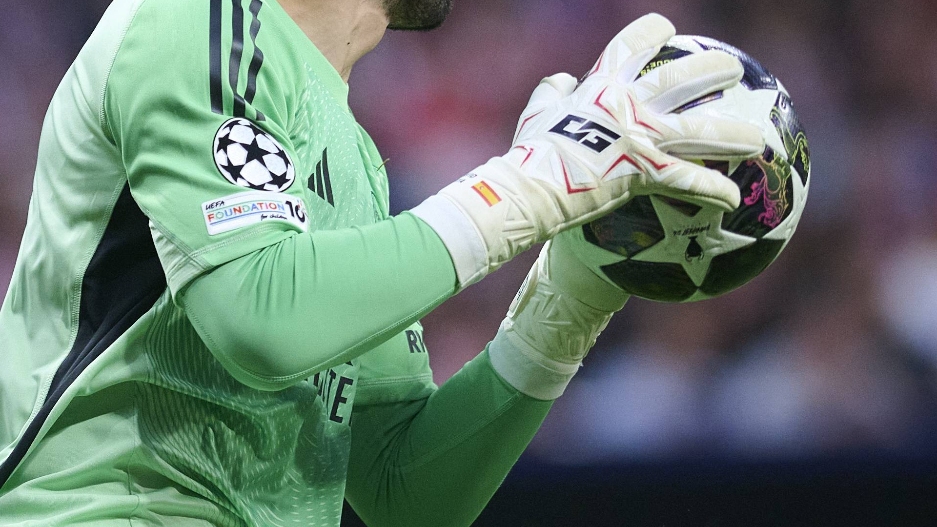 David Raya atapa un balón en el Atlético-Arsenal