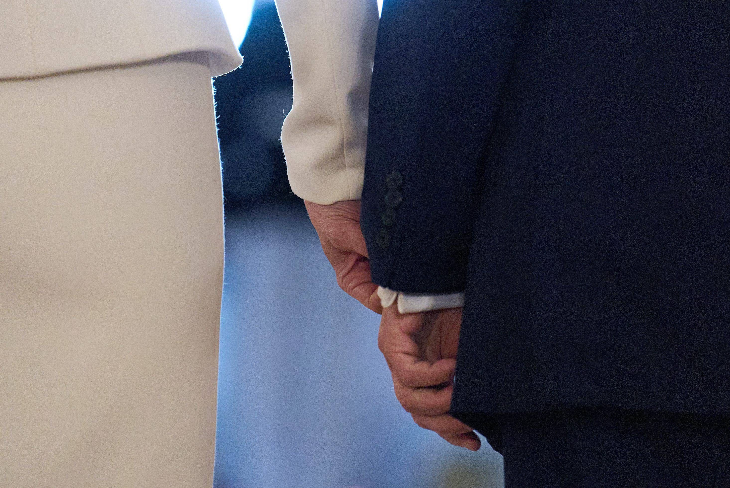 Detalle de las manos de Melania y Donald Trump