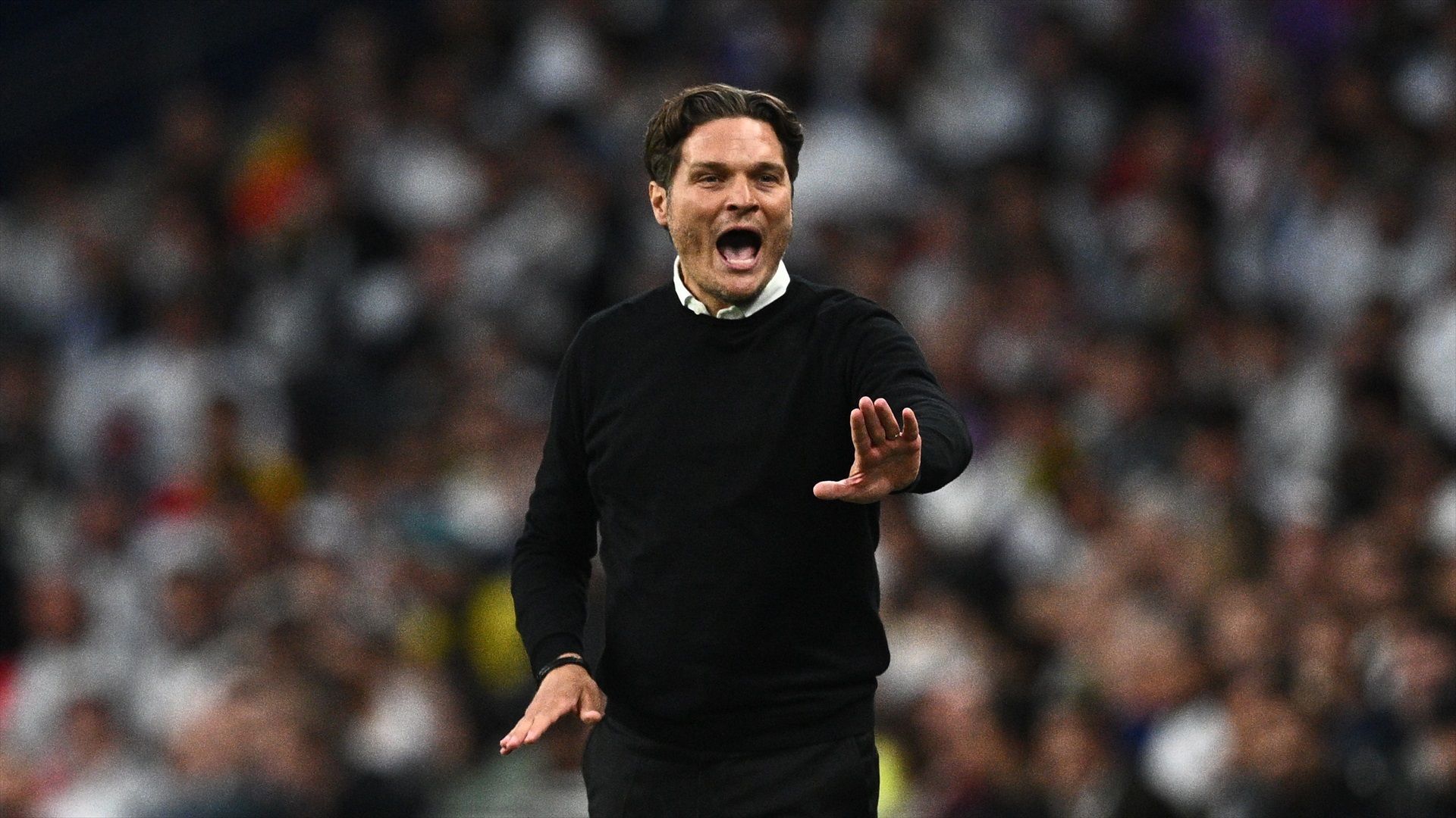 Edin Terzic da instrucciones en la final de Champions League