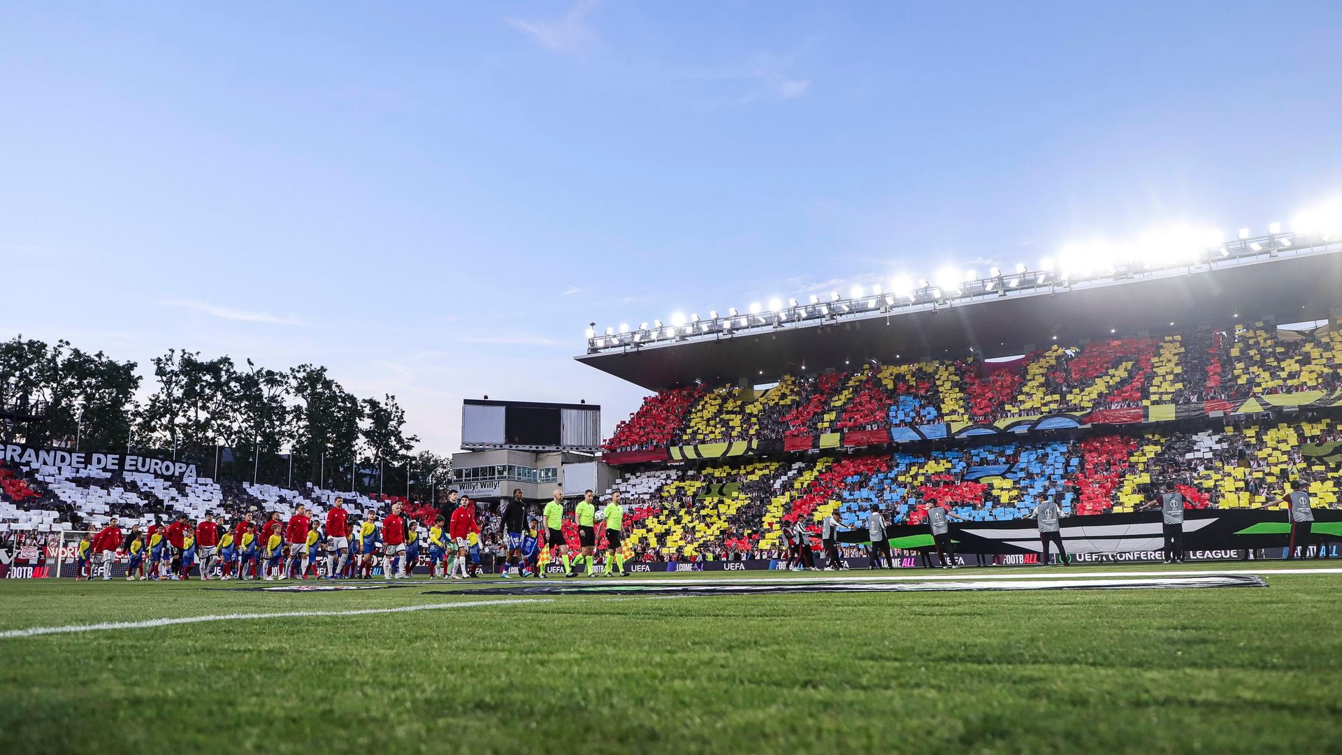 Imagen del Estadio de Vallecas en la ida de las semifinales de la Conference
