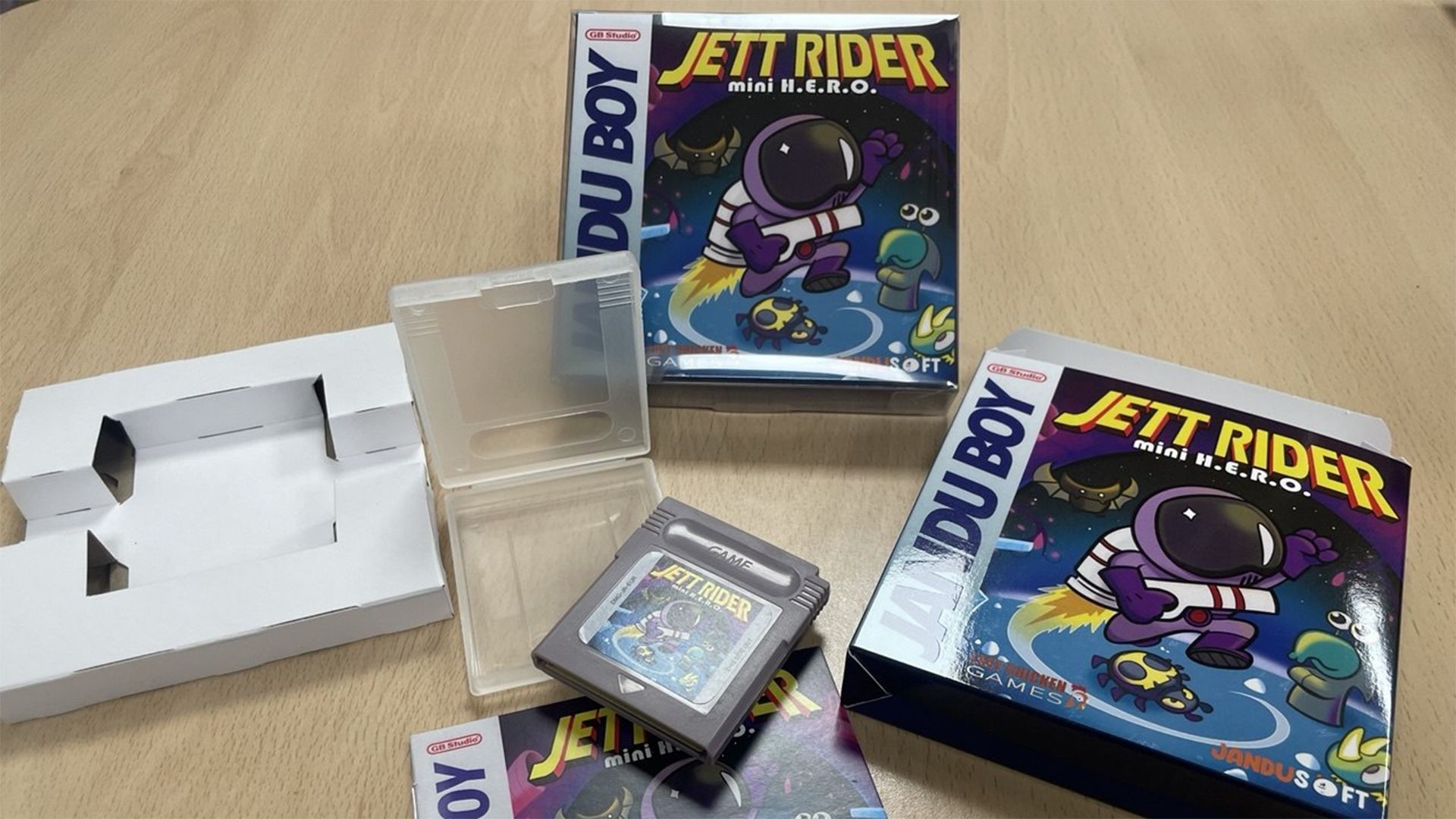 Jett Rider Mini H.E.R.O. es un juego para Game Boy
