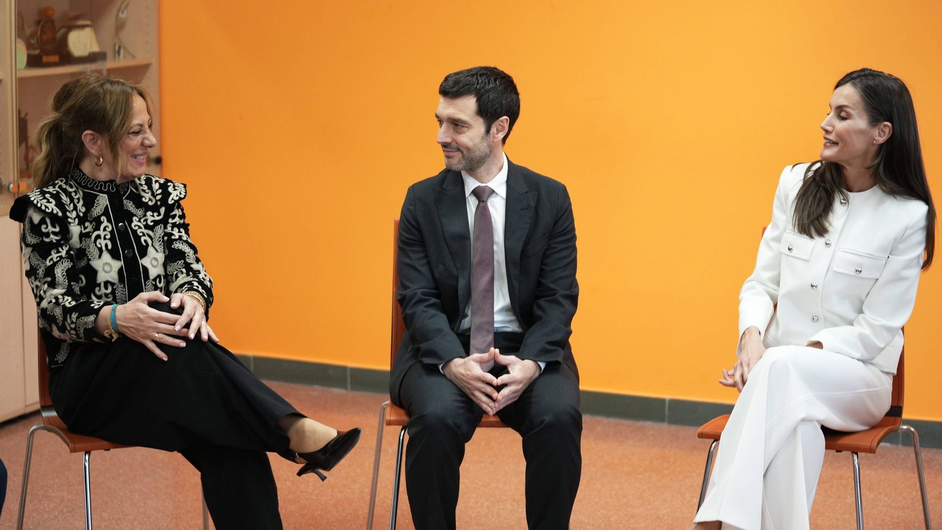 La reina Letizia, en su reunión con mujeres gitanas, en la sede de la Fundación Secretariado Gitano