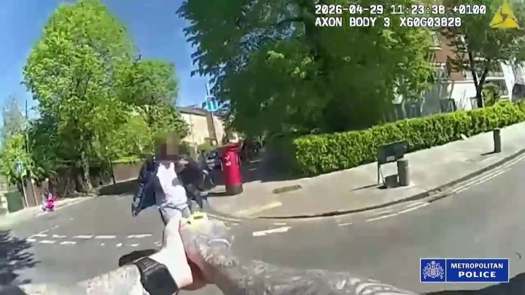 Las cámaras corporales de los agentes captan el momento en el que derriban y detienen al sospechoso de apuñalar a dos miembros de la comunidad judía de Londres
