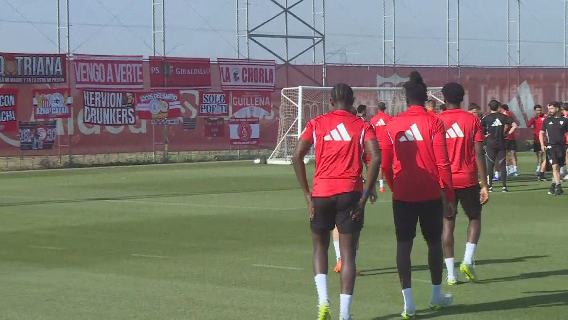 Las peñas sevillistas, 'presentes' en el entrenamiento del Sevilla