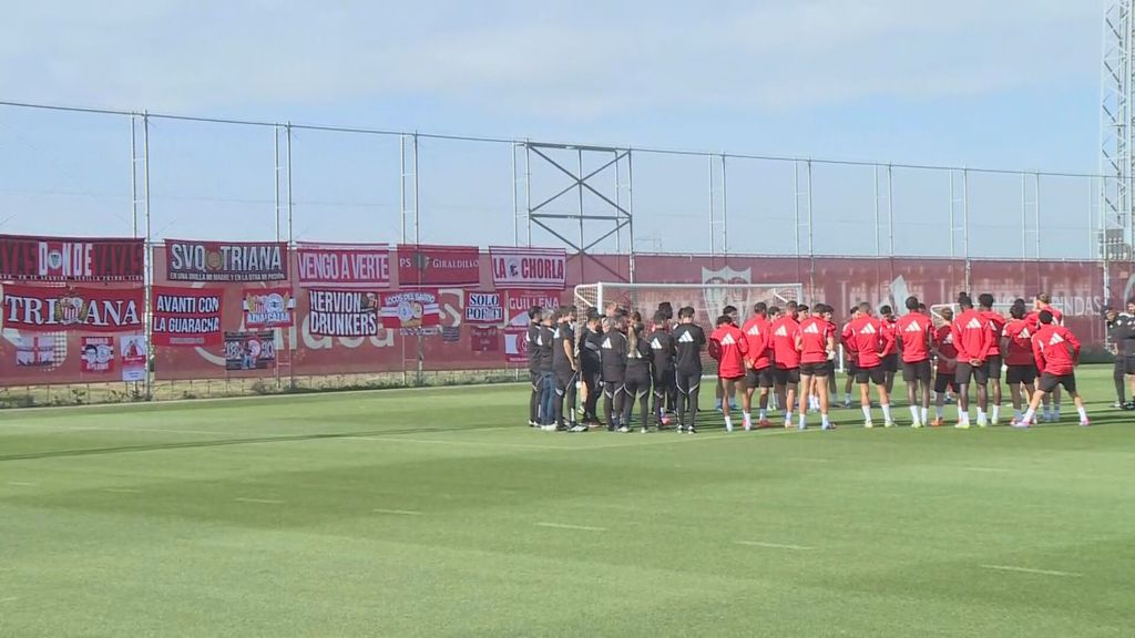 Las peñas sevillistas, 'presentes' en el entrenamiento del Sevilla
