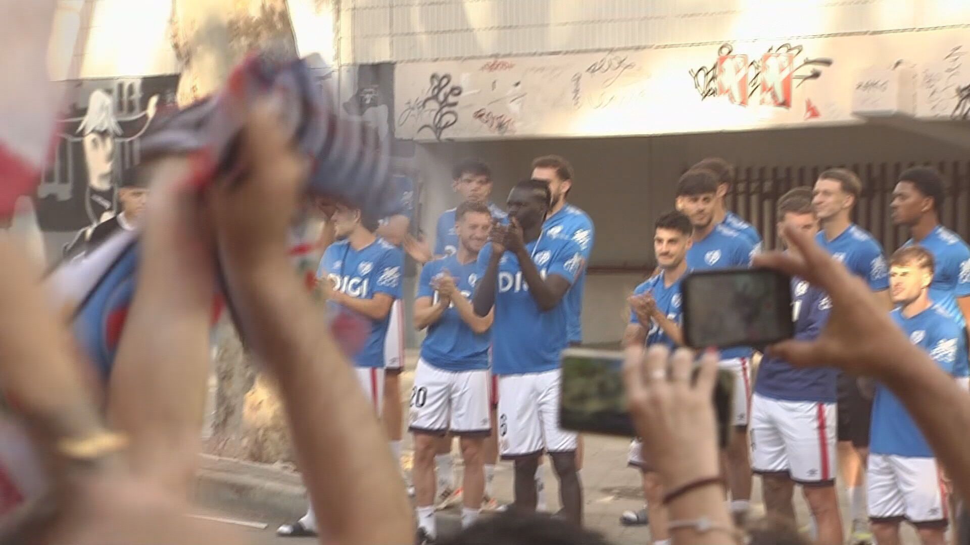 Los jugadores del Rayo, con su afición