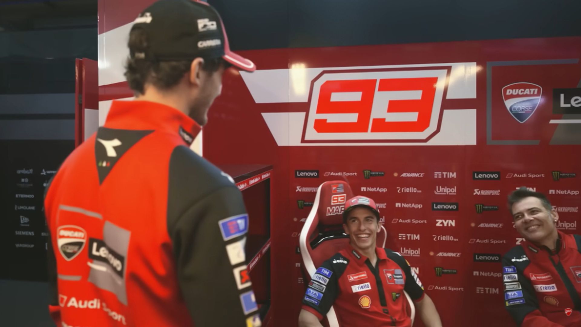 Marc Márquez, con Pecco Bagnaia en el box de Ducati