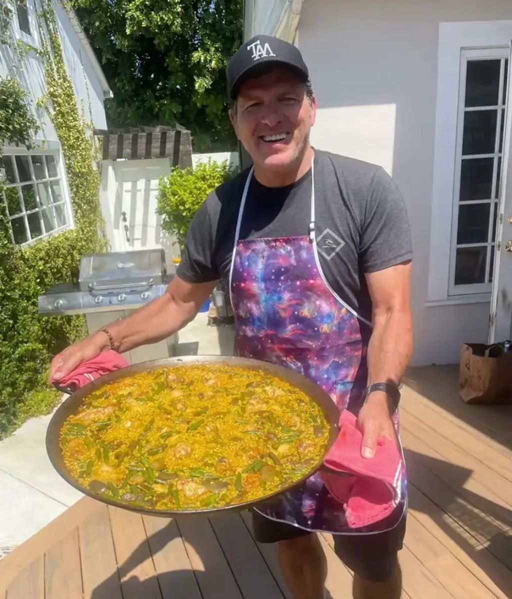 Mario Picazo en el jardín exterior de su casa en Los Ángeles
