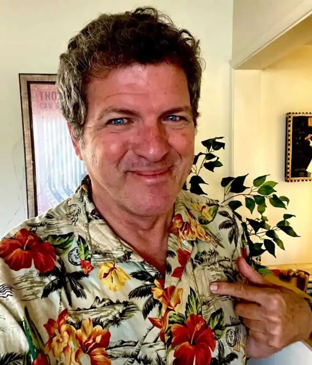 Mario Picazo en el salón de su casa en Los Ángeles