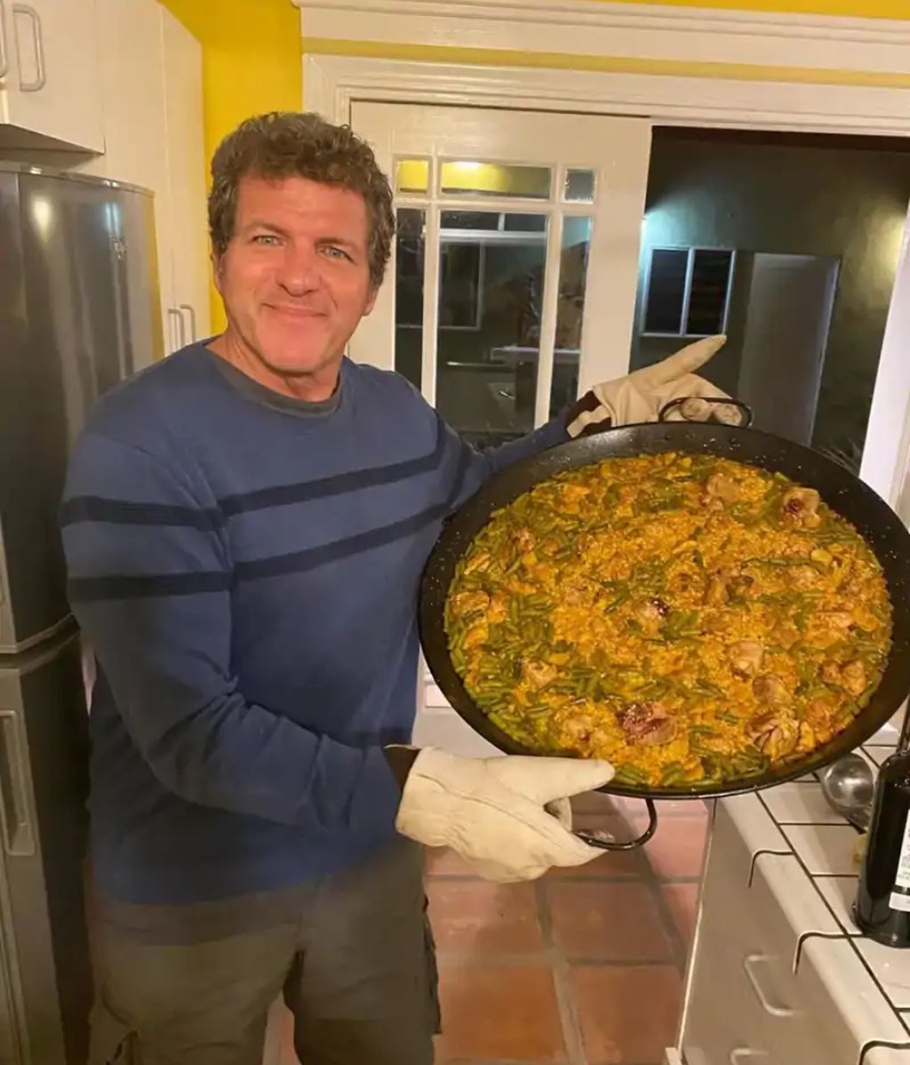 Mario Picazo en la cocina de su casa en Los Ángeles
