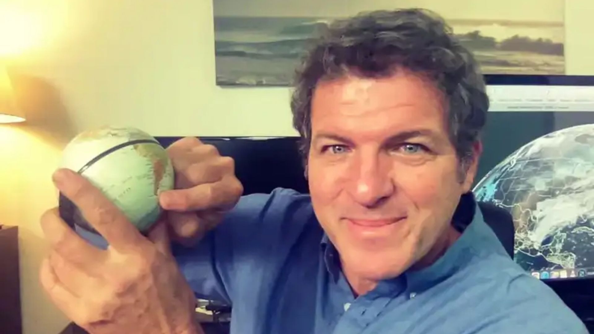 Mario Picazo en su despacho personal de su casa en Los Ángeles
