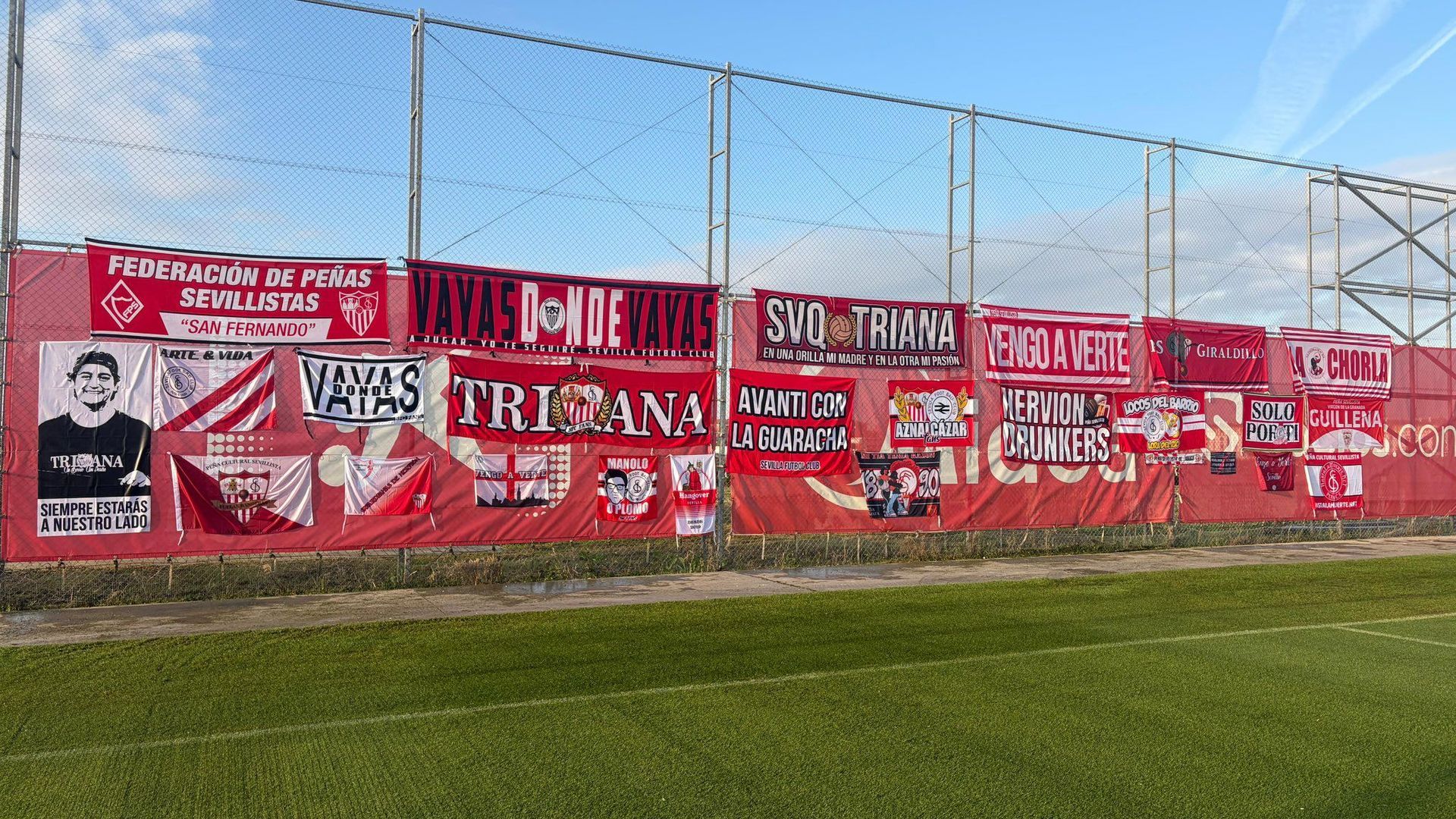 Pancartas de las peñas en la ciudad deportiva del Sevilla