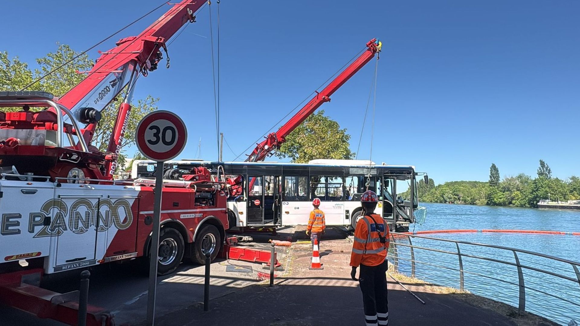 Rescate en el Sena de un autobús hundido
