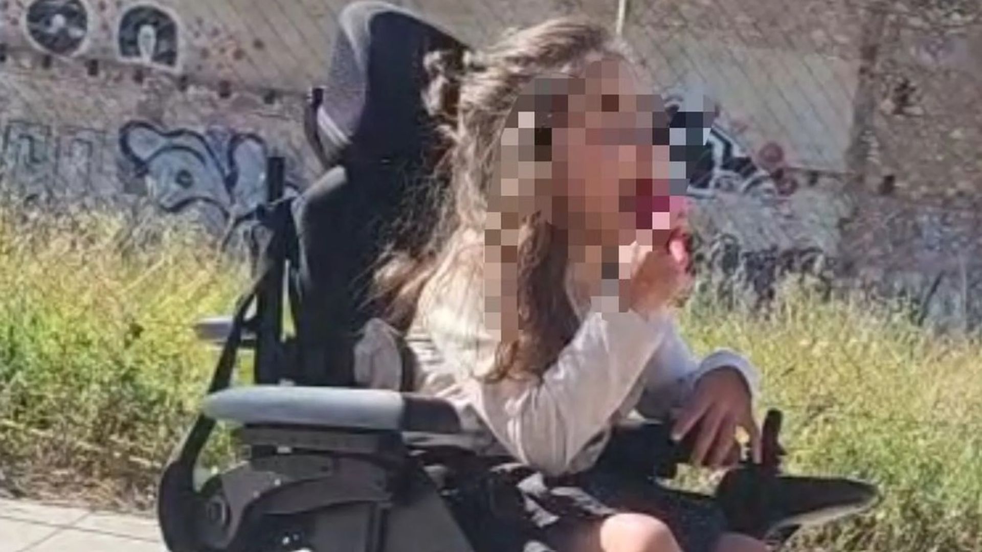 Roban la silla de ruedas eléctrica de Lina, una niña de 9 años con discapacidad de Castellón