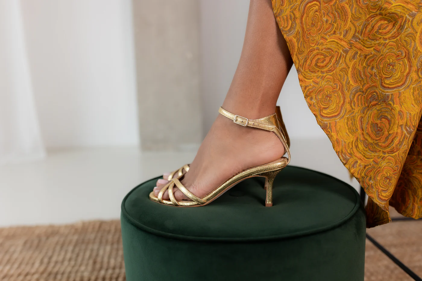 sandalia dorada de Mas34shop