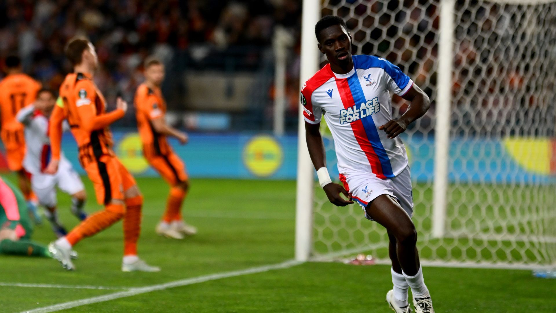Sarr celebrando su gol ante el Shakhtar