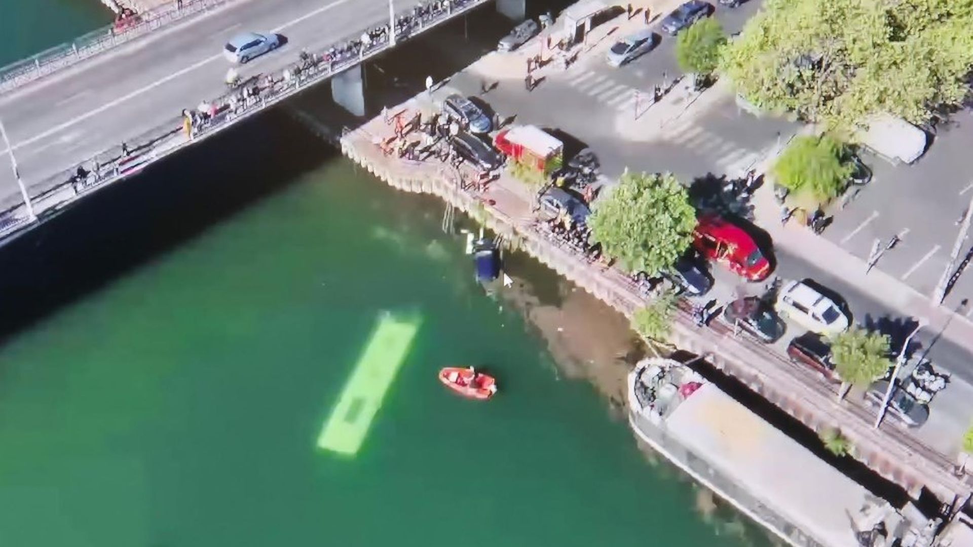 Una imagen del autobús hundido en el Sena