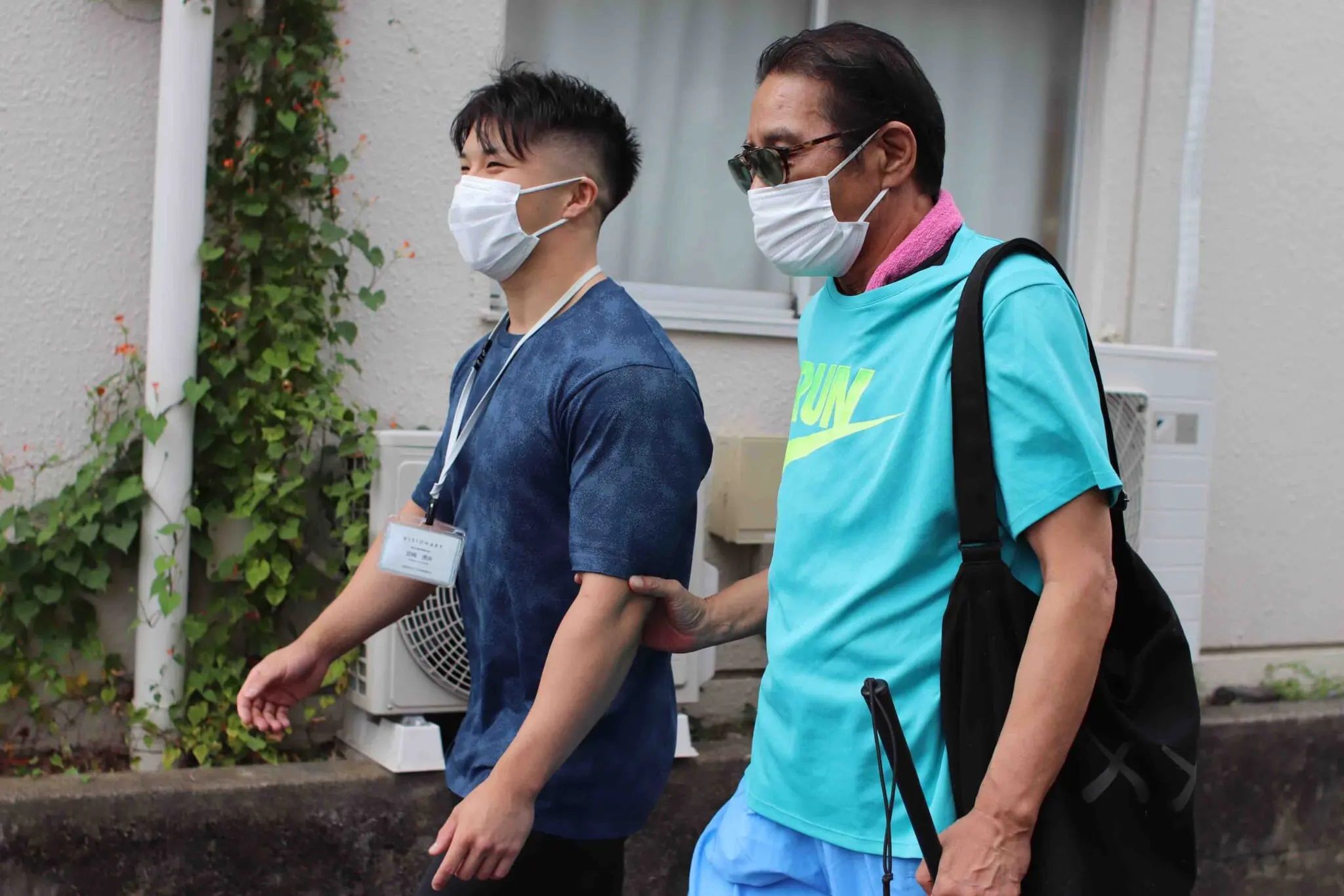 Yasuhiro Miyazaki llevando a un paciente ciego