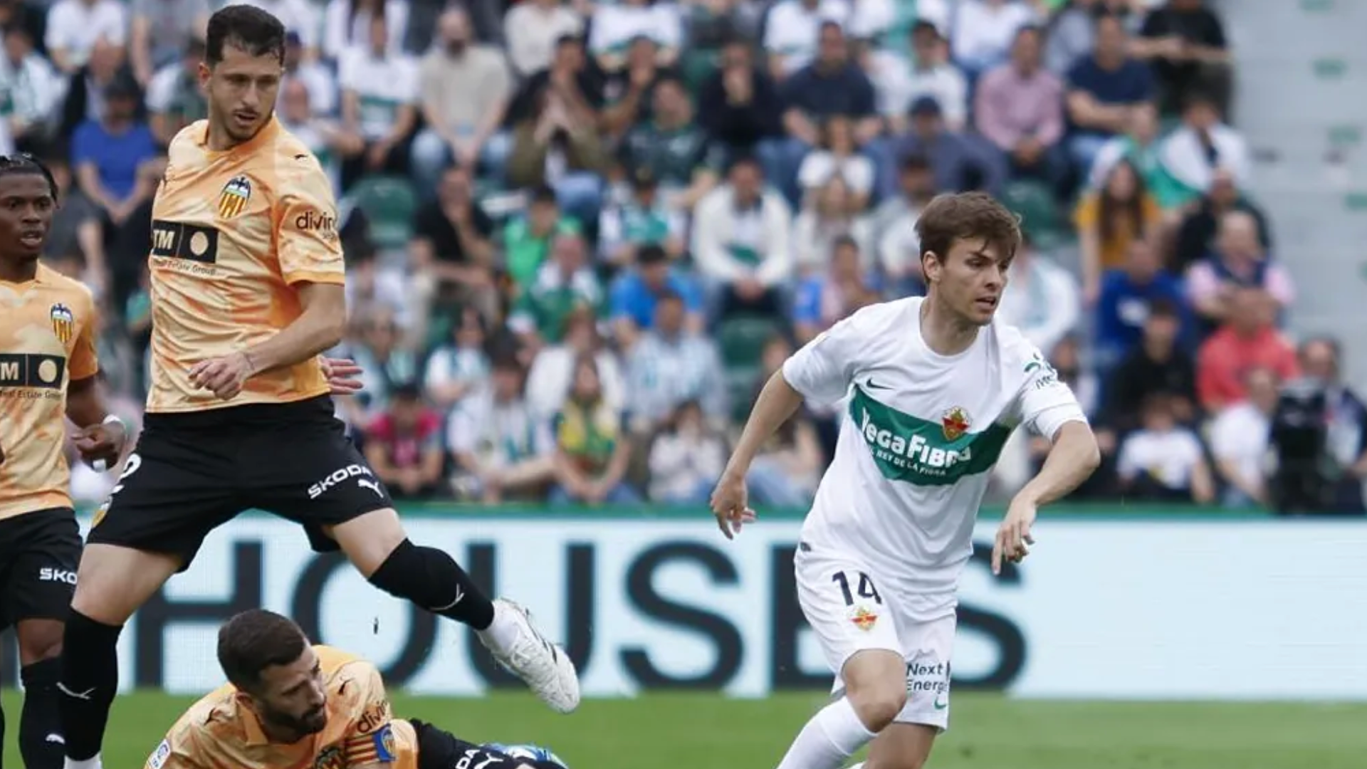 Alex Febas ante Gayà y Guido Rodríguez