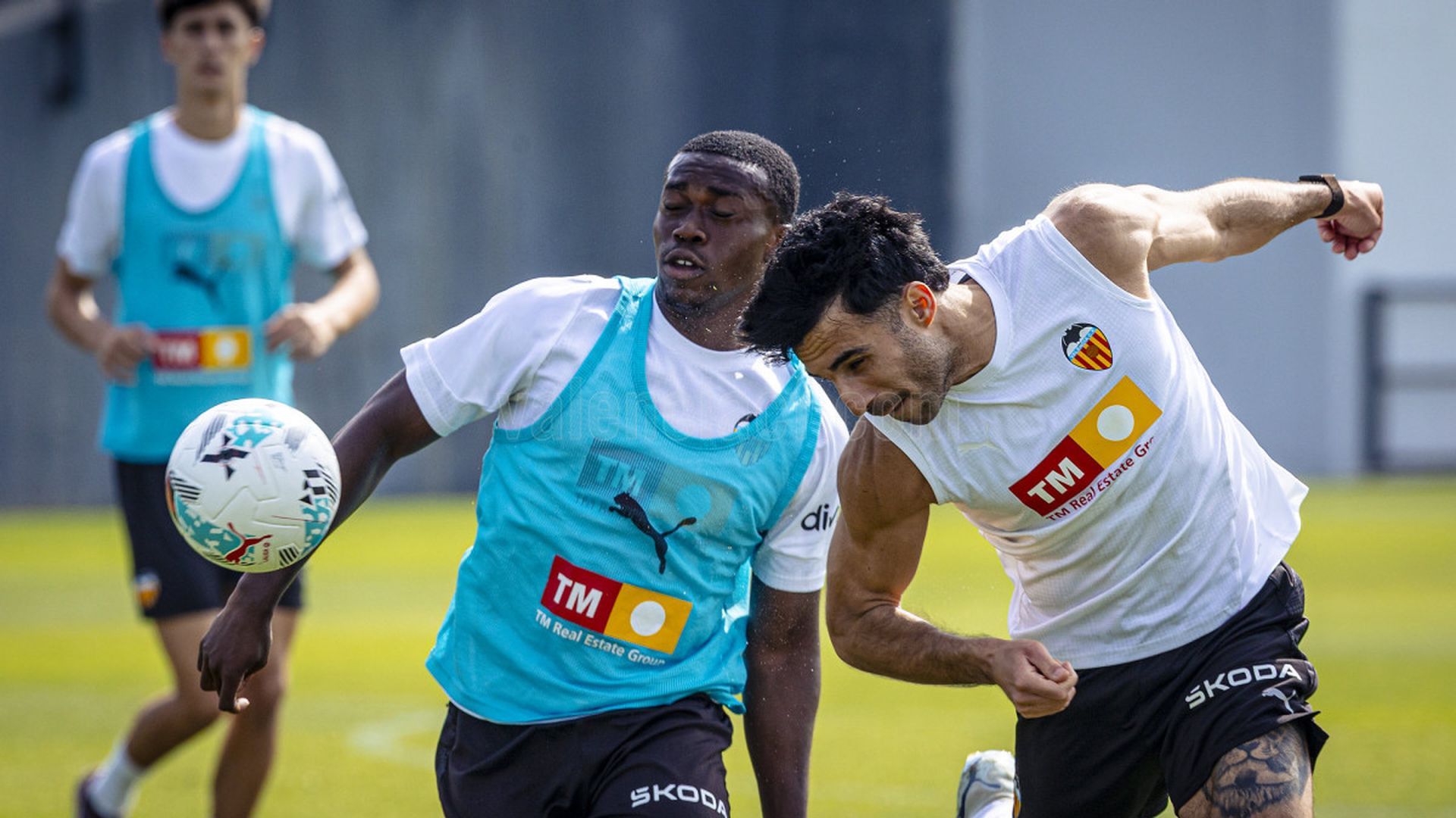 Cömert en el entrenamiento del Valencia CF