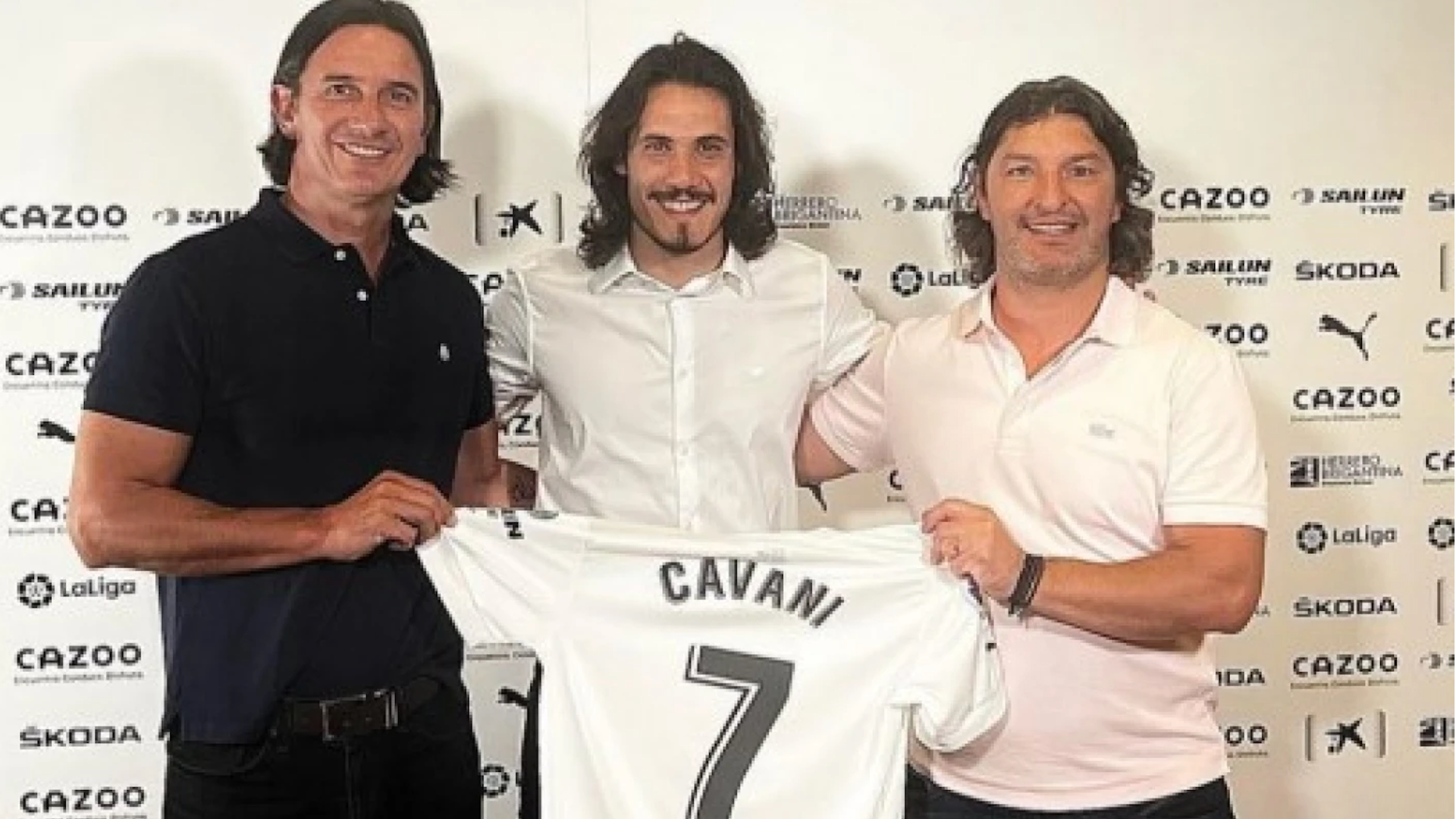 De Los Santos, izquierda, con Cavani el día de la presentación de este