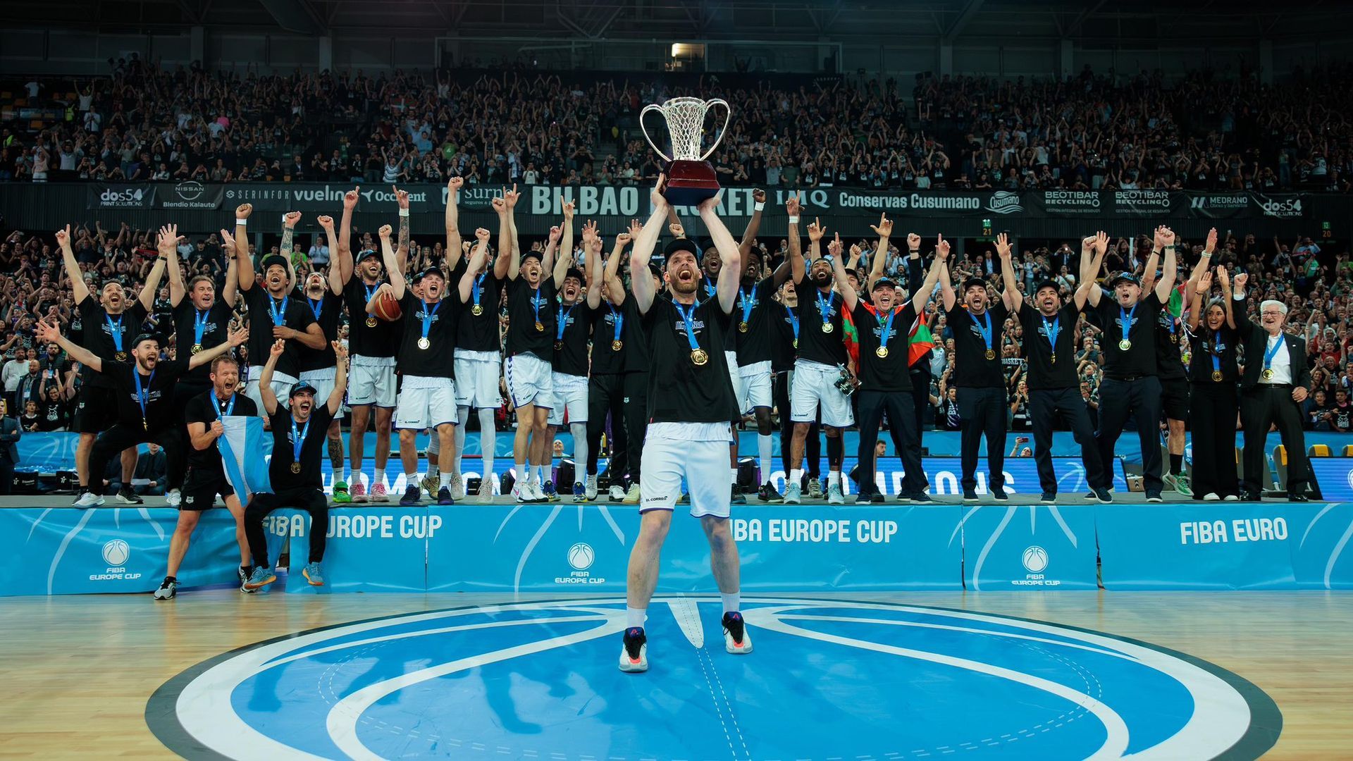 El Bilbao Basket celebra su Europa Cup con la Marea Negra en Miribilla