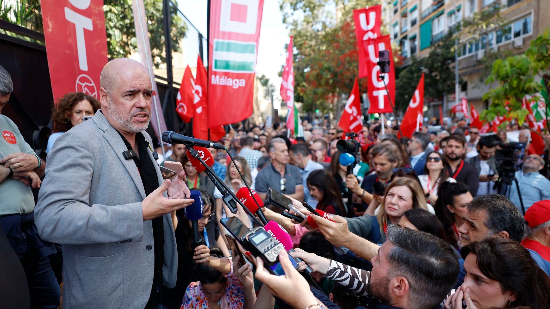 El líder de CCOO, Unai Sordo (i), hace una declaración a la prensa antes del inicio de la manifestación central del Primero de Mayo