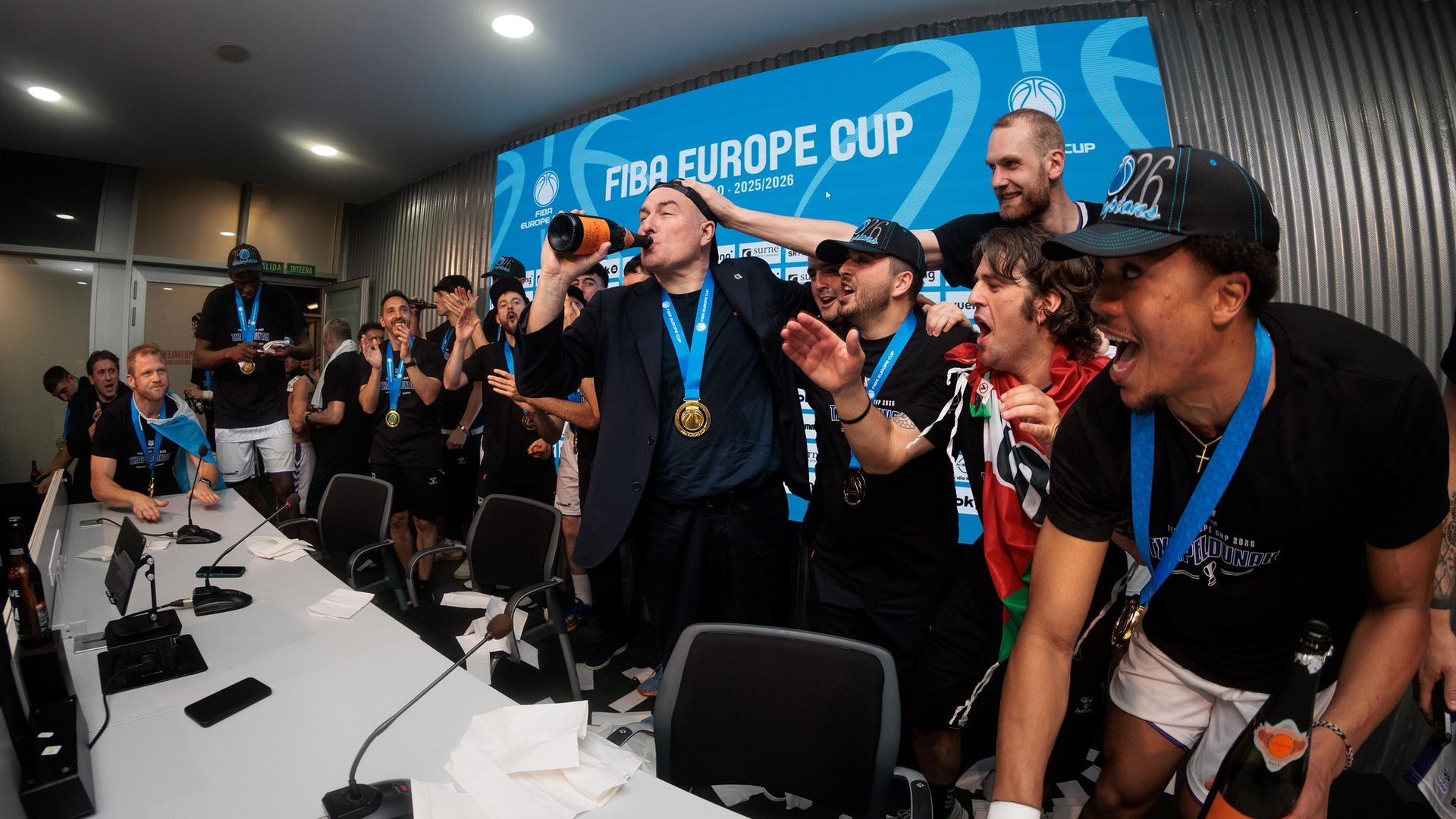 La fiesta del Bilbao Basket con su entrenador Jaume Ponsarnau