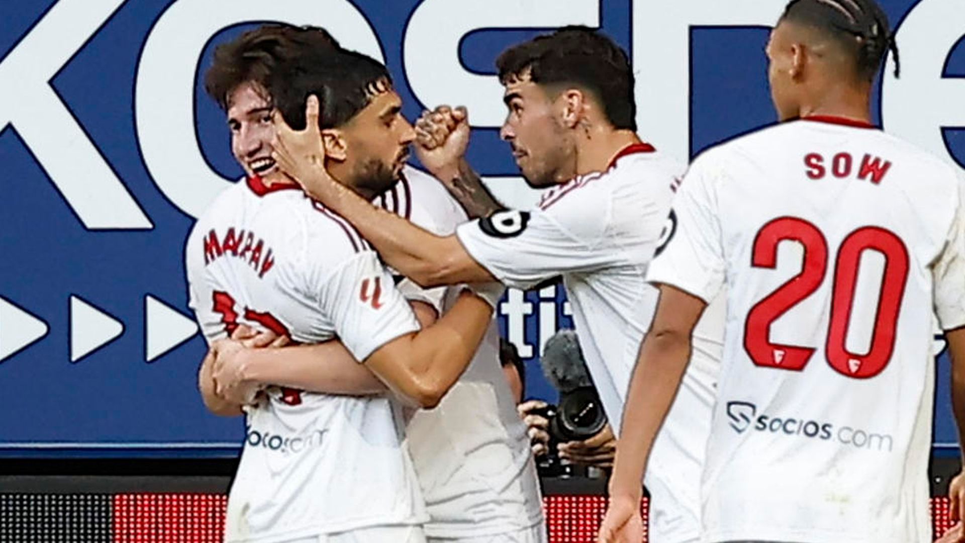 Maupay e Isaac Romero, en el Osasuna-Sevilla