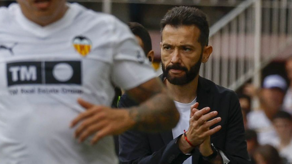 La afición del Valencia carga contra la plantilla y se ceba con Carlos Corberán: "Mercenarios"