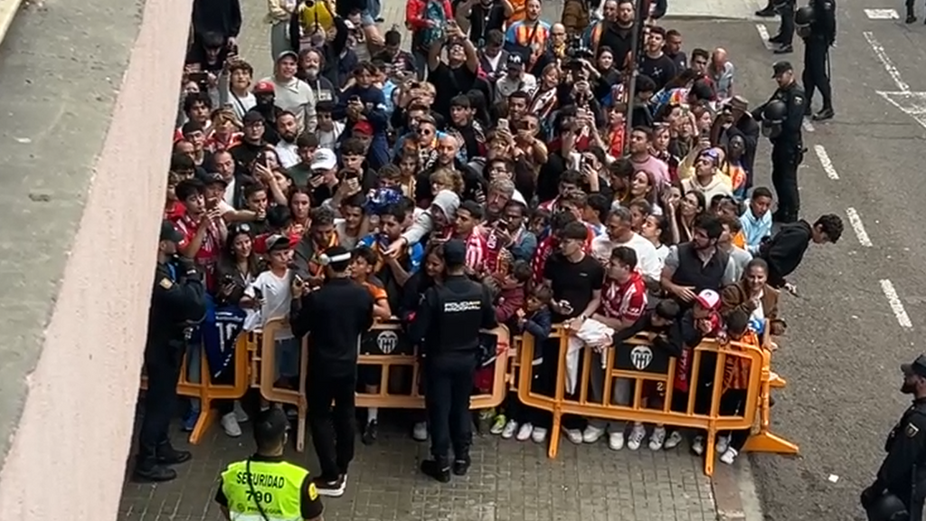 Danjuma mira a la afición cara a cara mientras salen escoltados por la policía