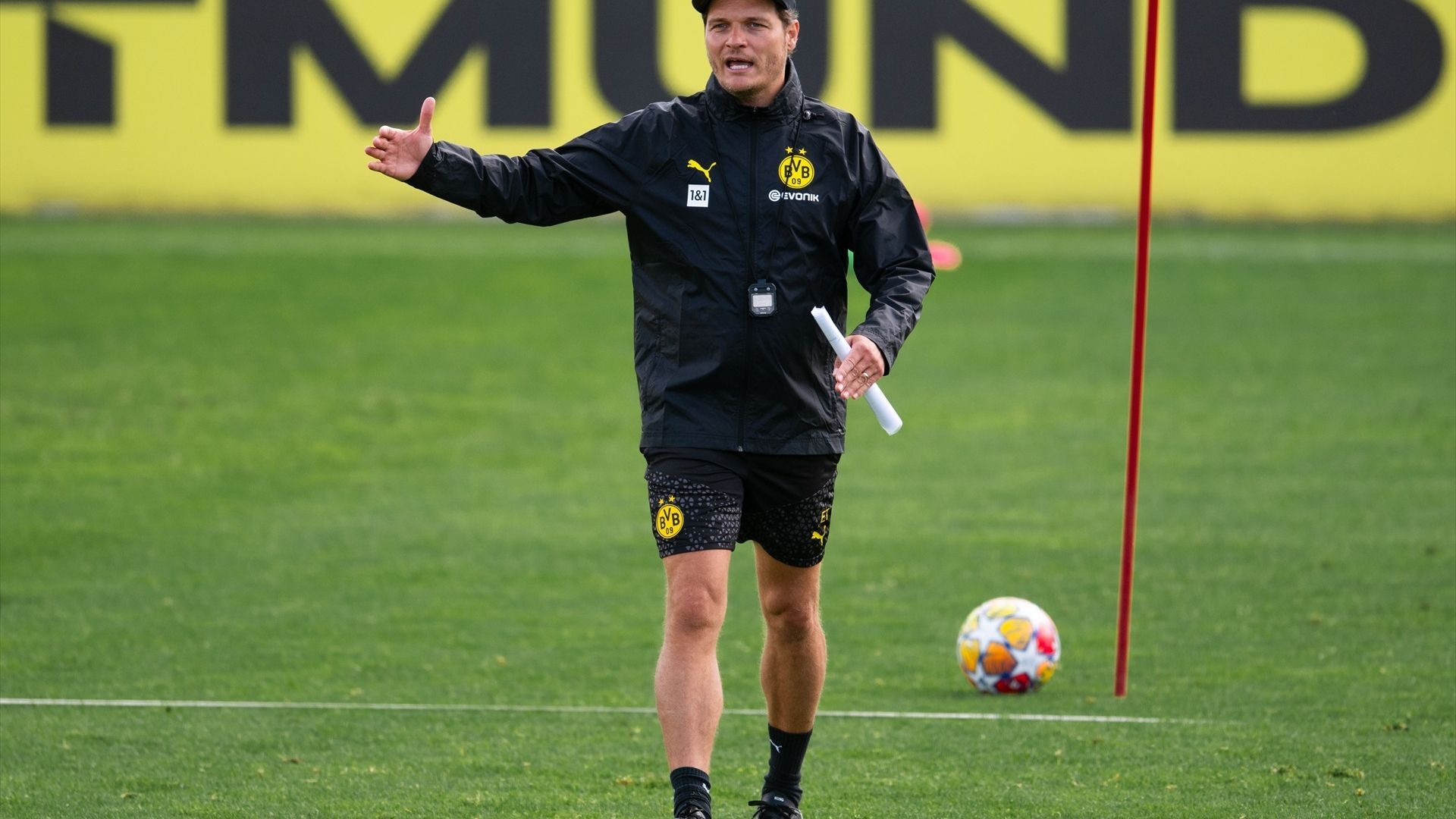 Edin Terzic, en un entrenamiento del Borussia de Dortmund