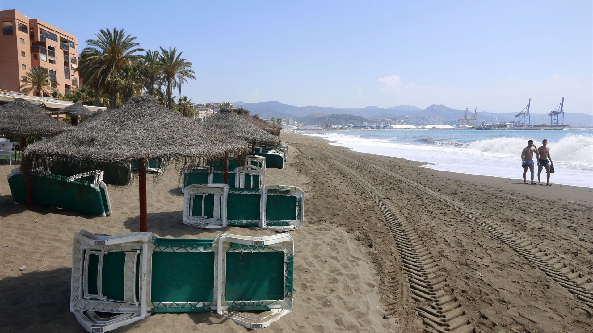 EuropaPress_3168748_paseantes_disfrutan_playa_huelin_fase_estado_alarma_malaga_27_mayo_2020