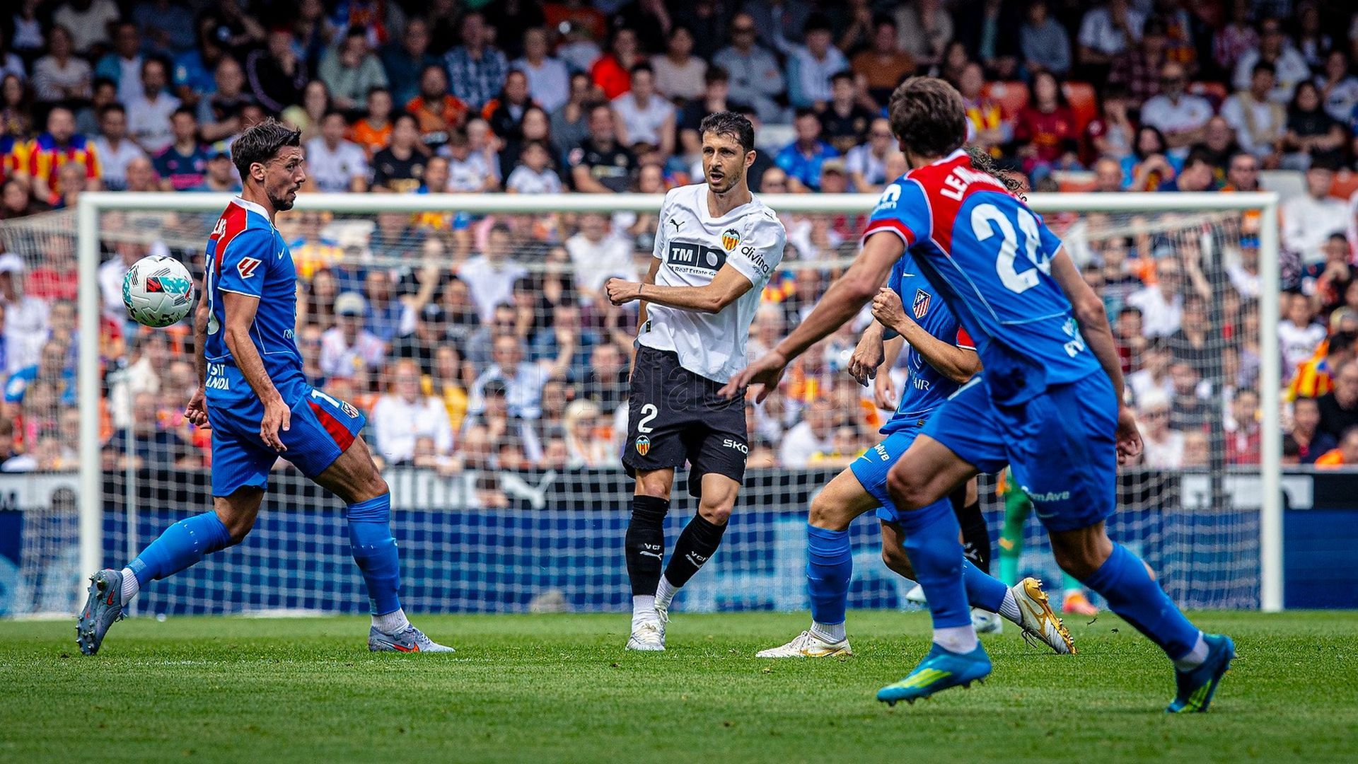 Guido Rodríguez, en Mestalla ante el Atlético de Madrid