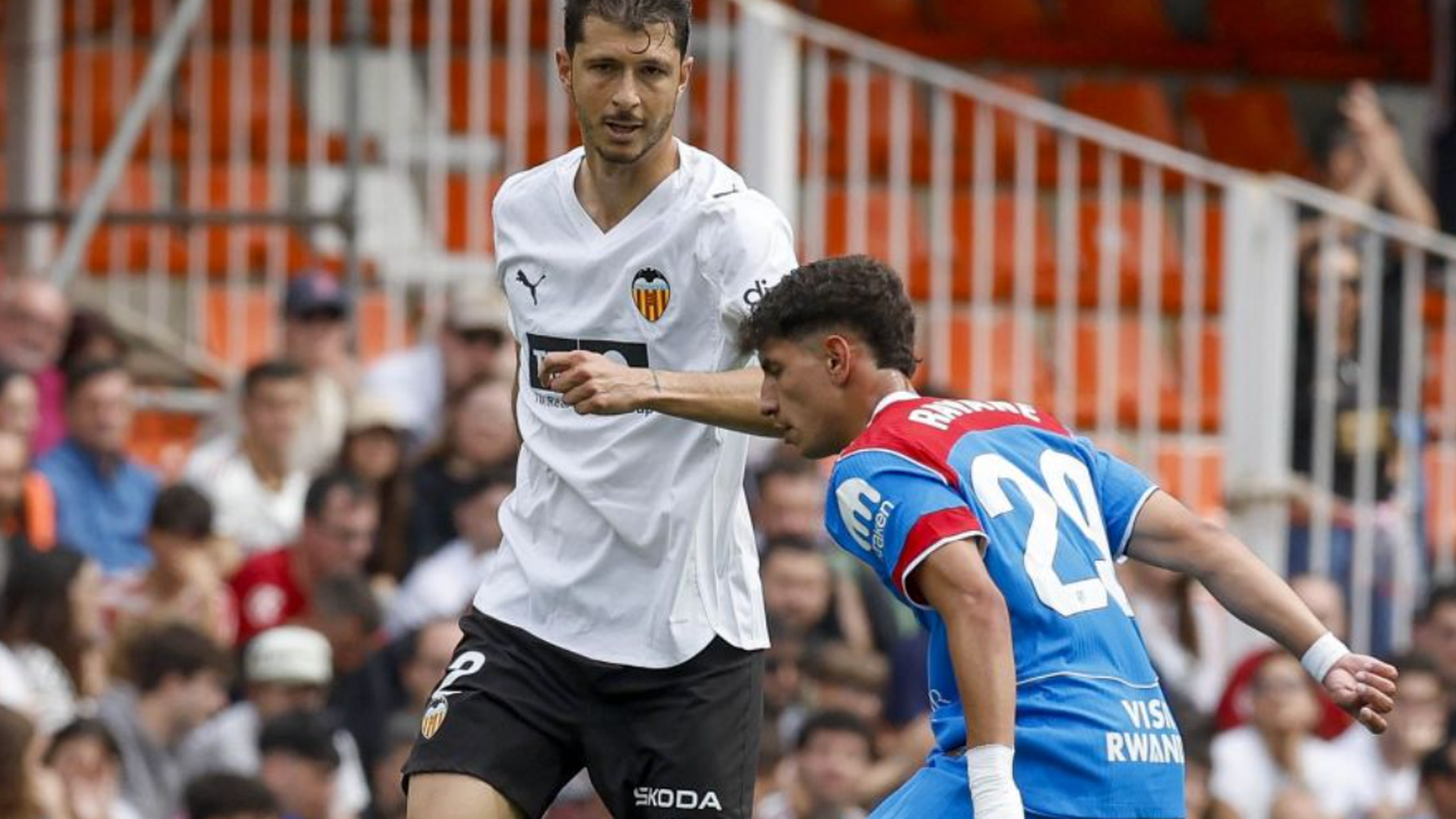 Guido Rodríguez y Riquelme en Mestalla
