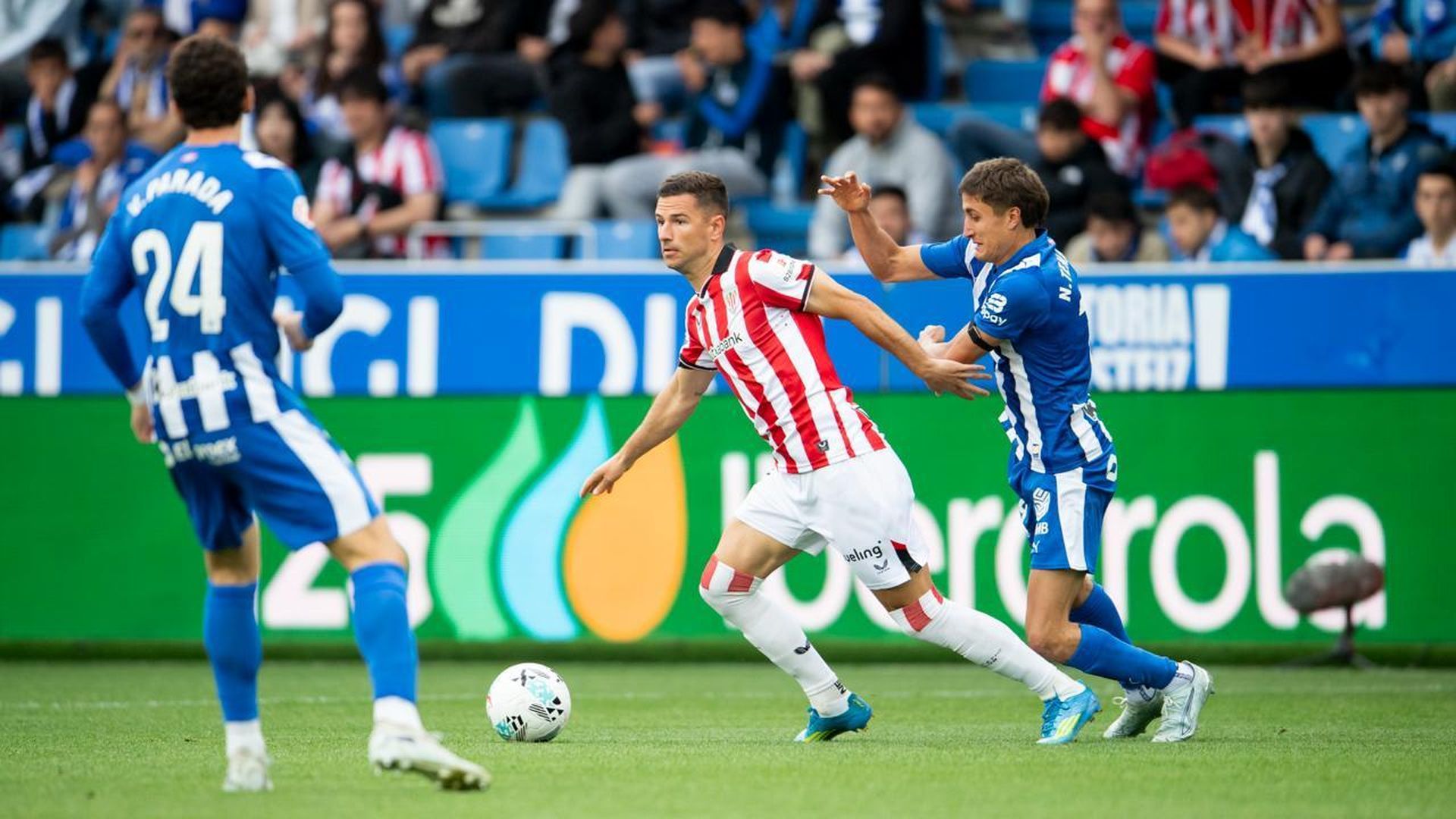 Jugada de Gorka Guruzeta ante el Alavés en Mendizorrotza