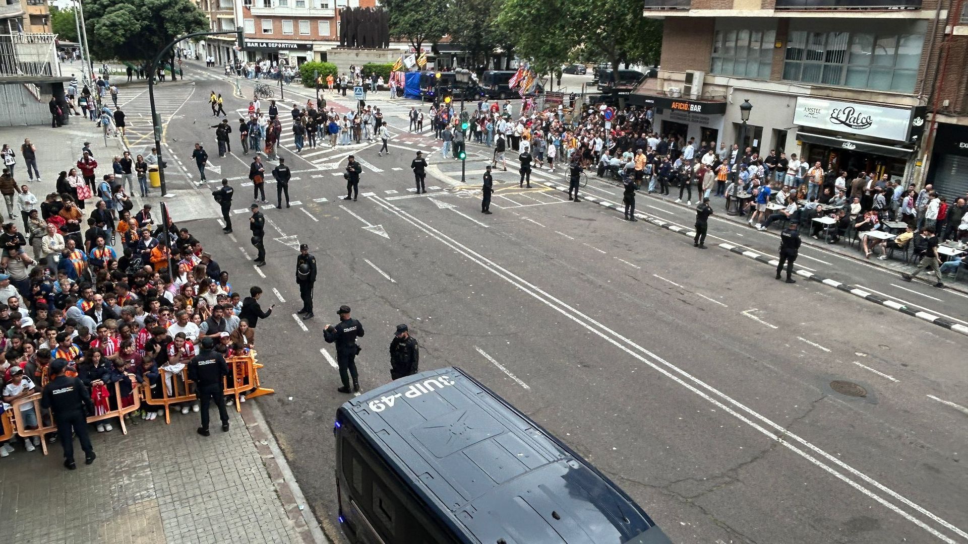 La policía acordona la salida de Mestalla