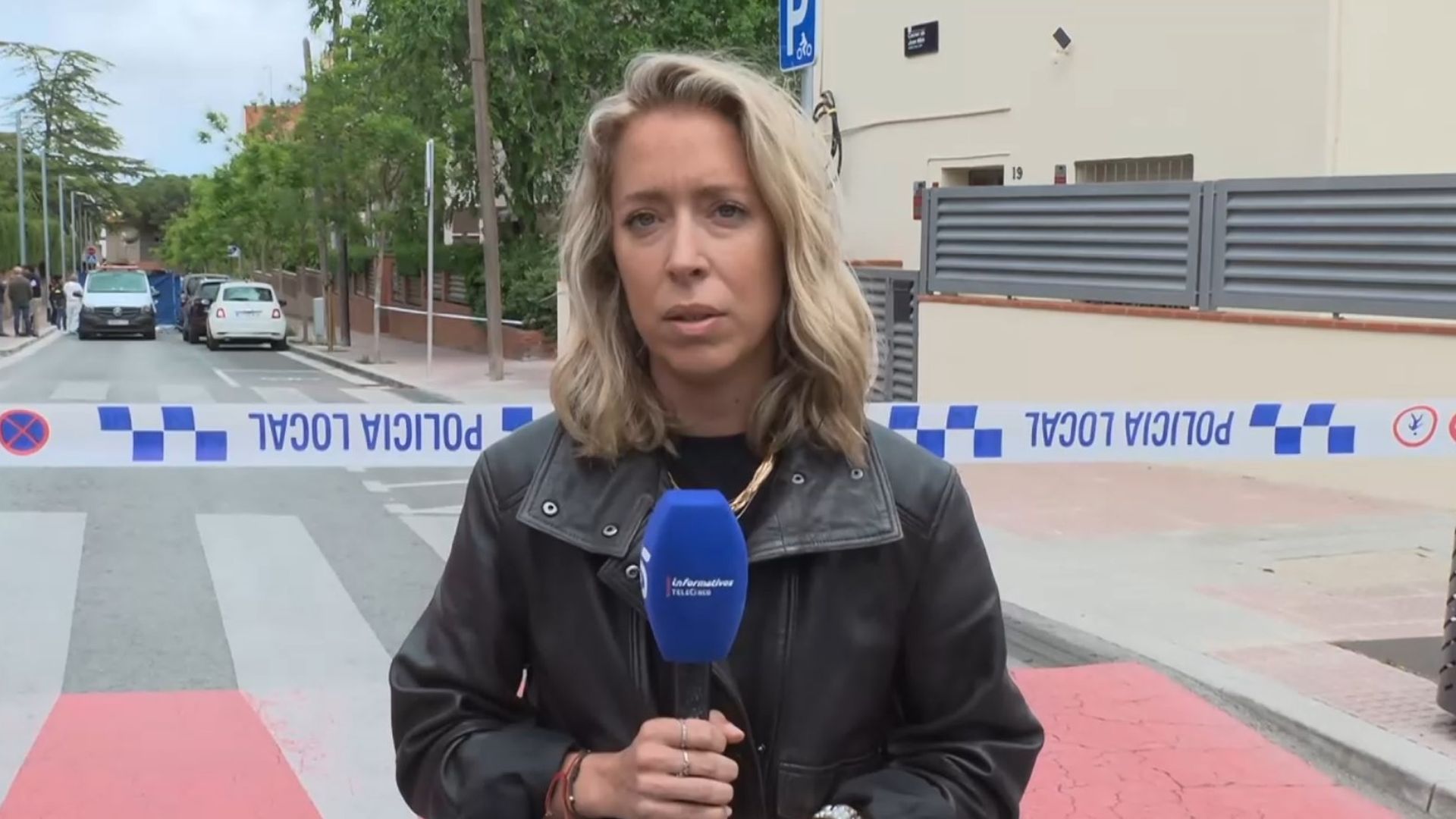 La reportera Georgina Frasquet, desde el lugar de los hechos, en la calle Joan Miró de Esplugues