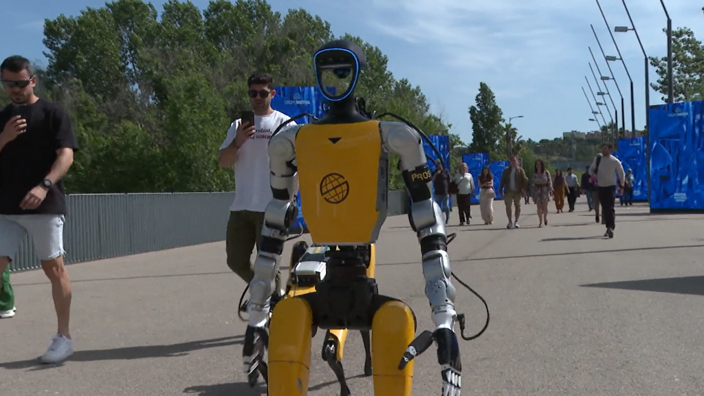 Los robots llegan al Madrid Open de tenis: así son los humanoides que han protegido la seguridad del evento