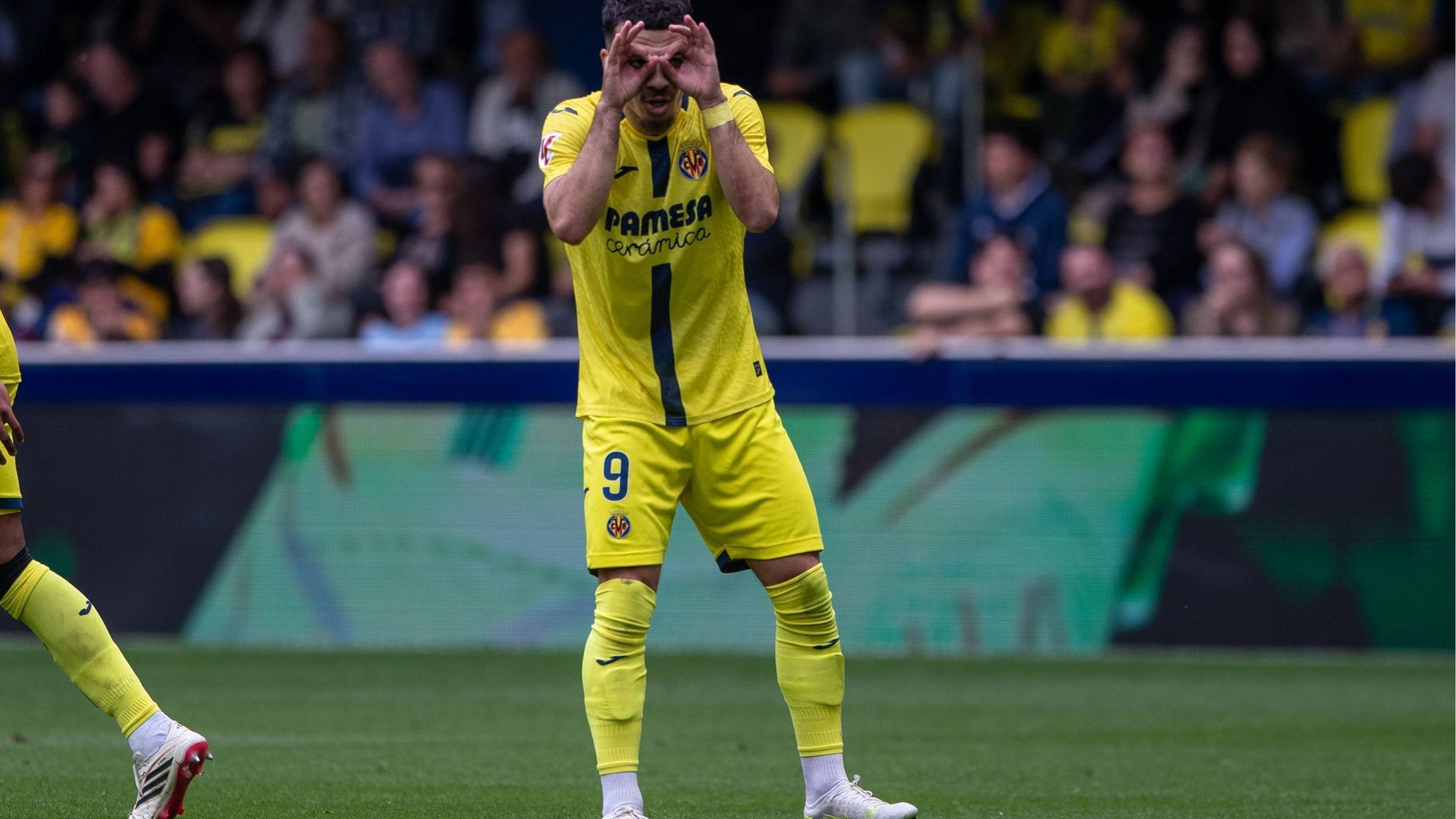 Mikautadze celebra un gol con el Villarreal