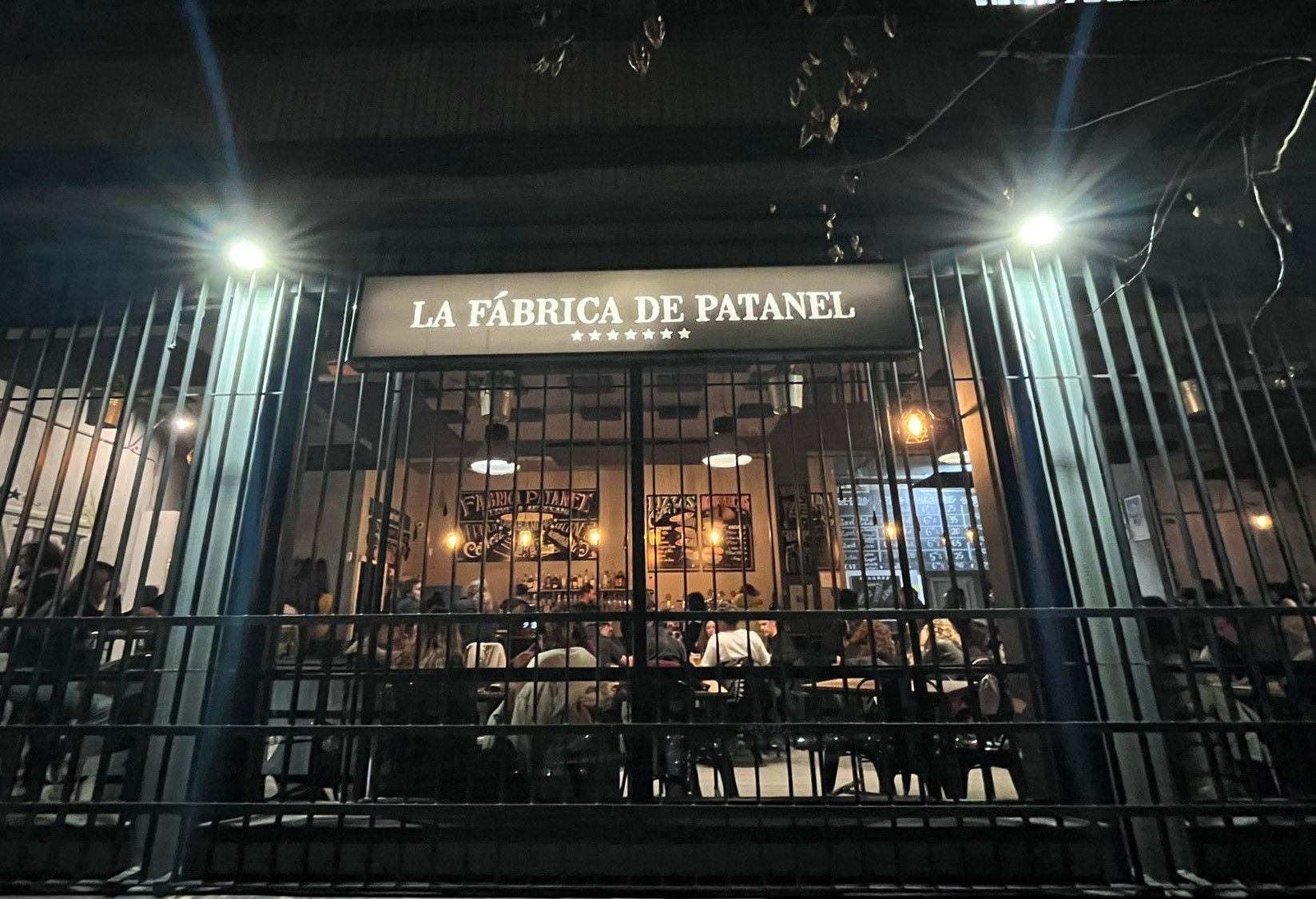 La cerveza del barrio ahora se acompaña de platillos ricos