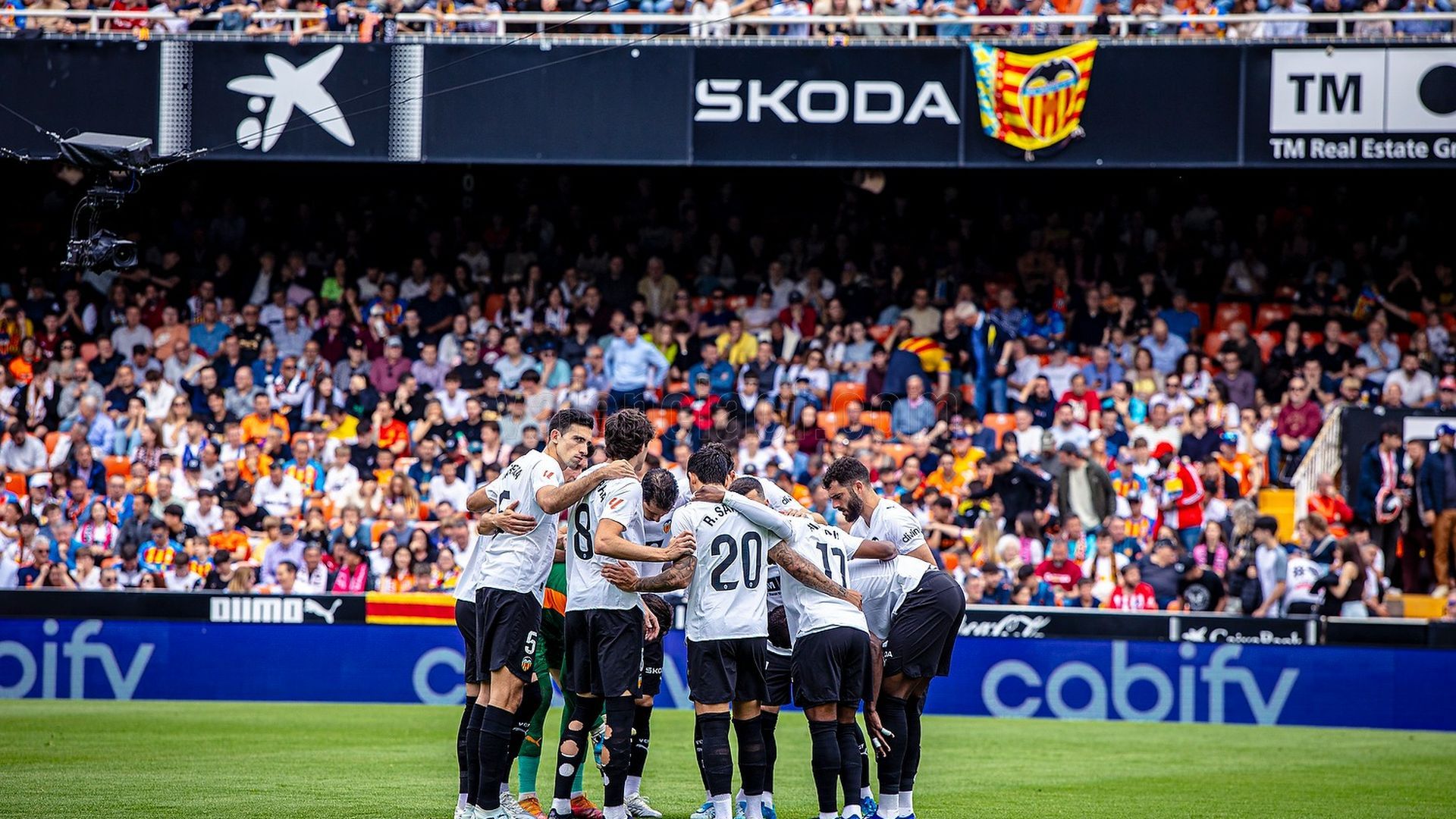 Piña del Valencia CF en Mestalla ante el Atlético
